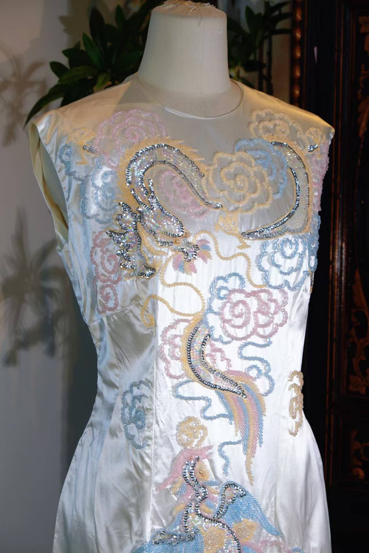 Vintage 钉珠礼服 - 六十年代香港祥云龙凤潮绣钉珠无袖礼服裙 | Vintage Beaded Dress - Auspicious Clouds, Dragon, and Phoenix: A 1960s Hong Kong Beaded "Chao" Embroidery Gown