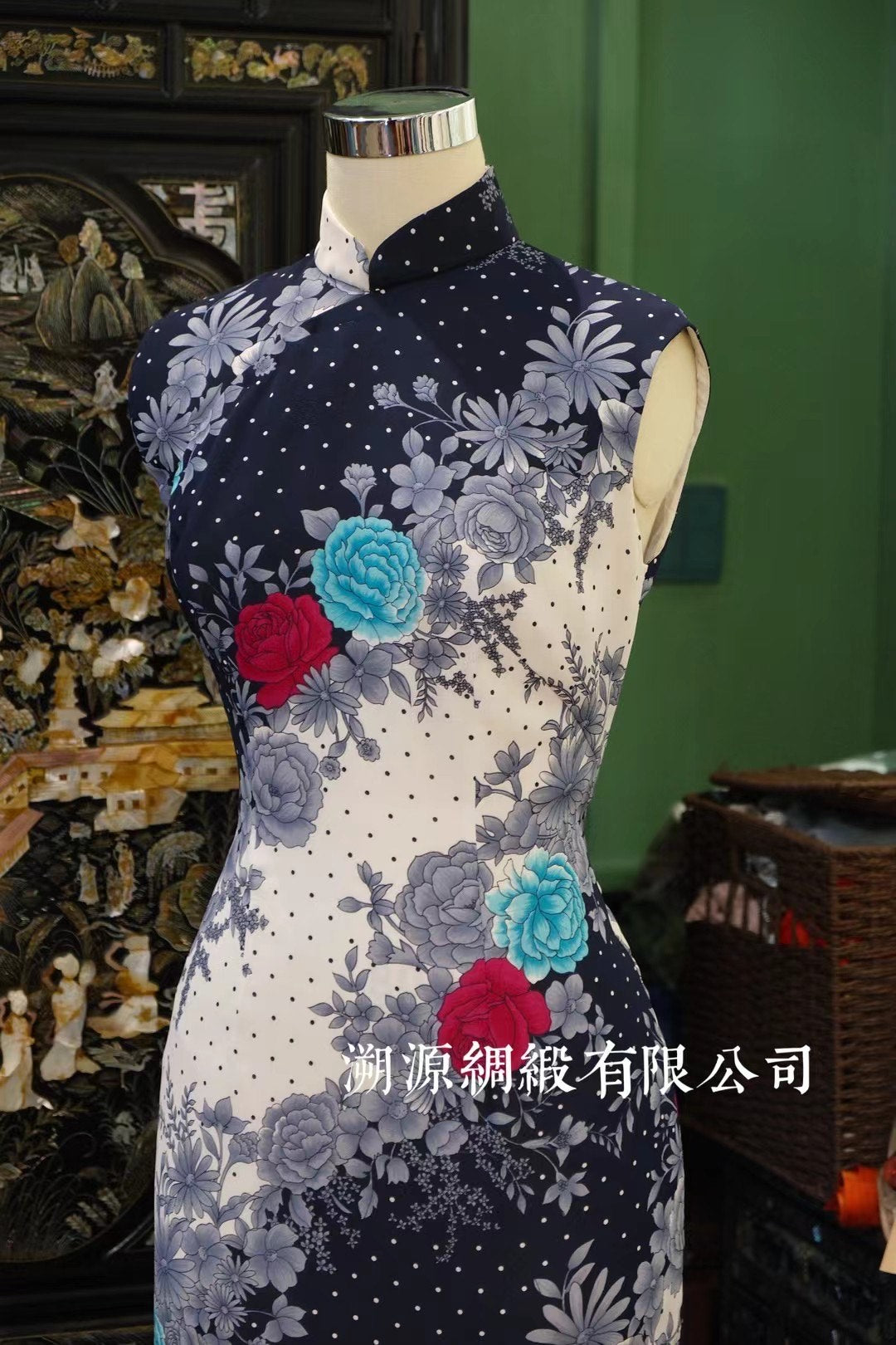 60年代 - 波普撞色：黑白撞色波点印花无袖摩登旗袍 | 1960s - A Mod/Pop Art Style Sleeveless Qipao/Cheongsam with Color-Block Polka Dot and Vivid Floral Print