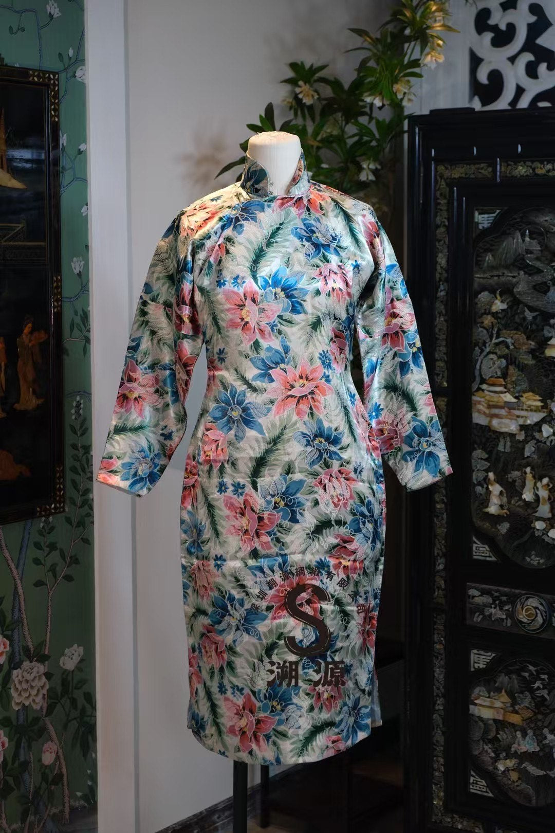 40年代 - 民国风华 · 月白地粉蓝花卉真丝长袖旗袍： 绡光流云，花影舞春风 | 1940s - Elegance of the Republican Era · Moonlight White Silk Long-Sleeved Cheongsam with Pink and Blue Floral Print: Shimmering Silk, Floral Shadows Dancing in the Spring Breeze