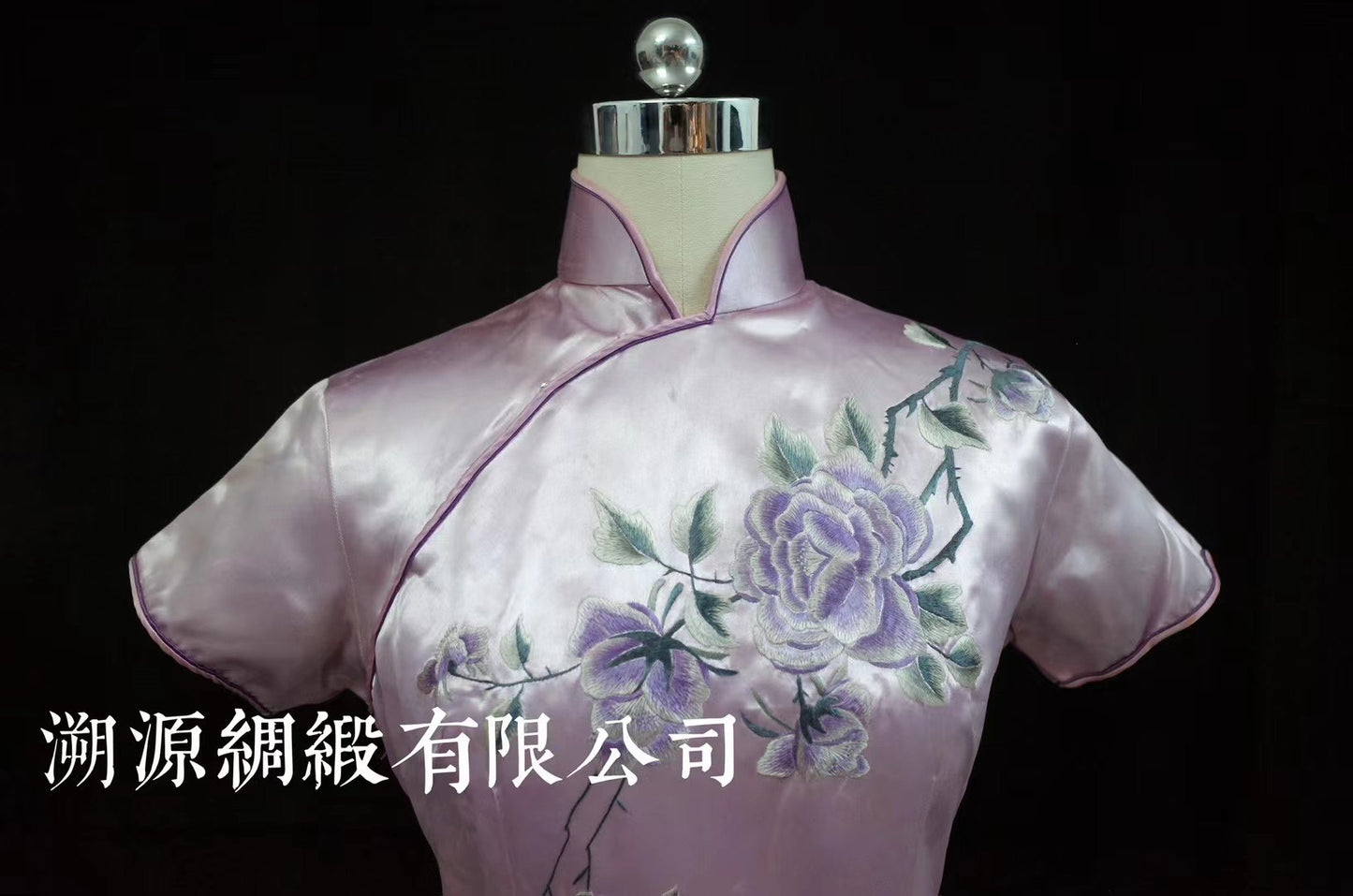 50年代 - 古董苏绣 绸缎彩绘花鸟 短袖中长款 港式手工盘扣 旗袍：【苏绣长生花】| 1950s - Antique Su Embroidery Silk Satin Painted Floral-Bird Short-Sleeve Mid-Length Qipao with Hong Kong Hand-Knot Buttons: "Su Embroidery Immortal Bloom"