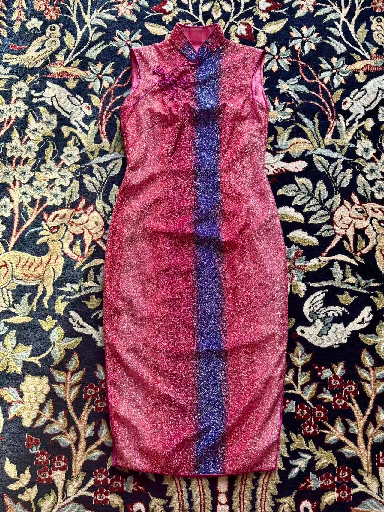 60年代 - 六十年代香港织银渐变嵌丝硬花扣古董旗袍：流光碎影里的东方美学史诗 | 1960s - 1960s Hong Kong Silver-Woven Gradient Qipao with Inlaid Hard-Floral Frogs: An Oriental Epic of Shimmering Light