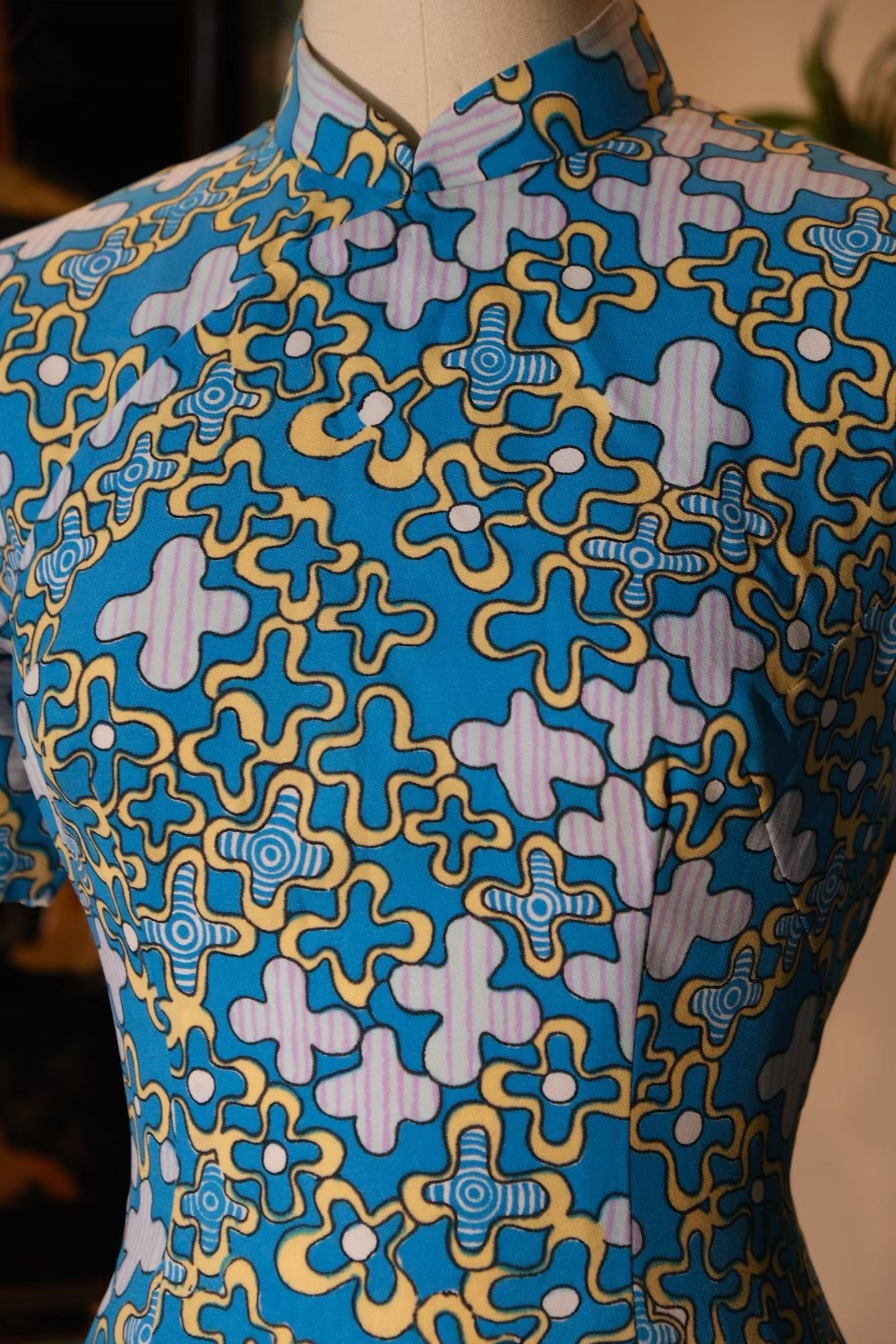 60年代 - 「天青波普」：一九六零年代几何十字云纹古董台湾旗袍（东方波普美学）/ 1960s - "Azure Pop Art": A 1960s Taiwanese Vintage Qipao with Geometric Cross and Cloud Motifs (Aesthetic of Oriental Pop)