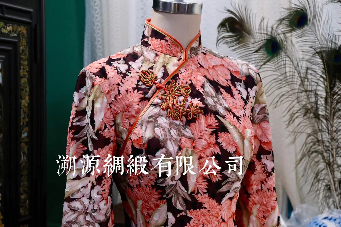 60年代 - 珊瑚夢華：暗底花葉紋七分袖優雅旗袍 | 1960s - The Coral Dream: Dark Ground Floral Leaf Three-Quarter Sleeve Qipao