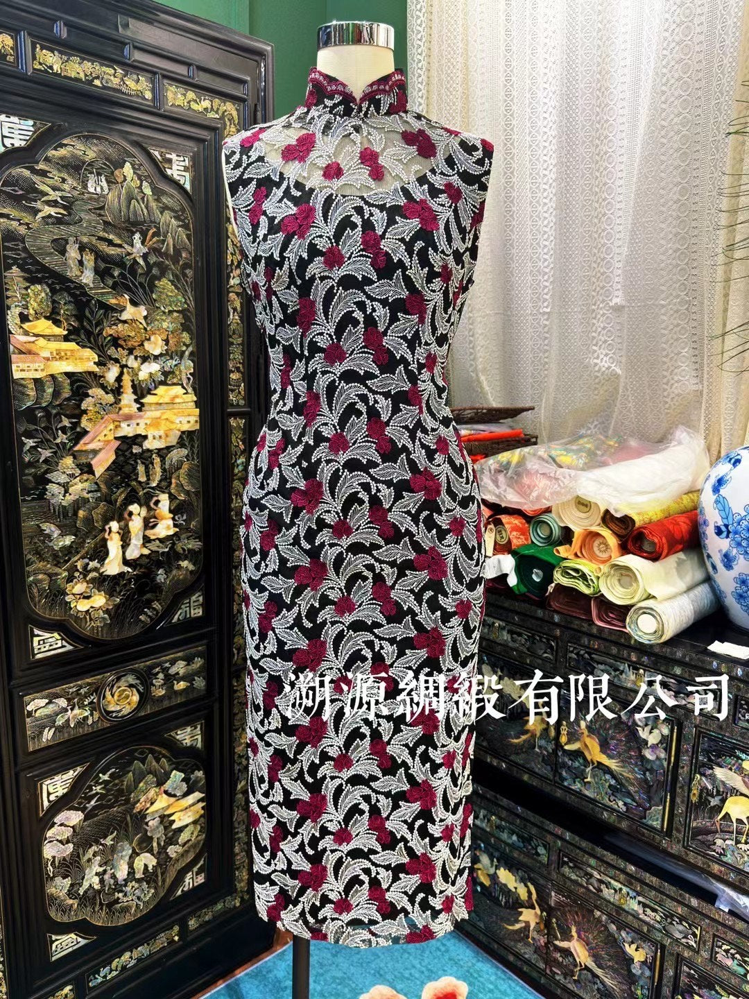 60年代 - 香江风华：60年代 梅子织银刺绣蕾丝挖肩无袖古董港式旗袍 | 1960s - A Stunning Vintage 1960s Hong Kong Style Qipao/Cheongsam with Plum and Silver Embroidered Lace, Illusion Neckline, and Sleeveless Cut