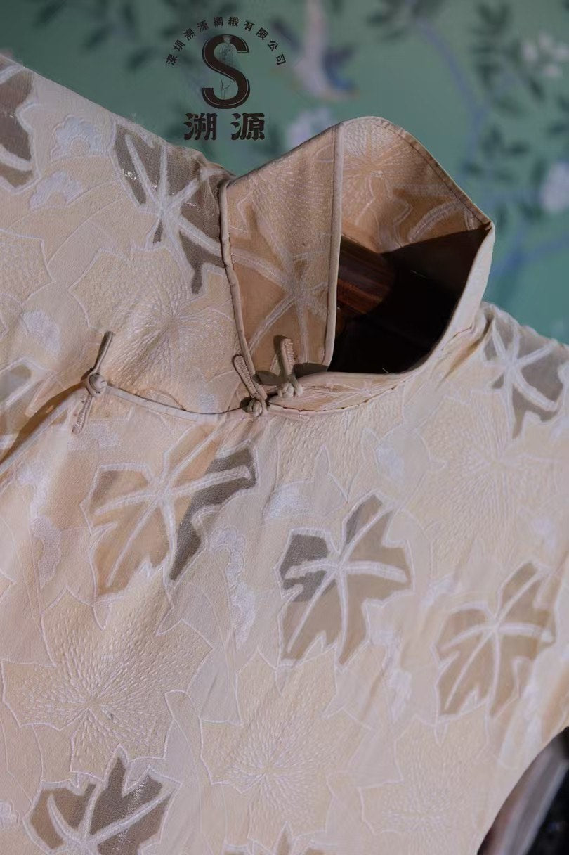 30 年代：【民国古董袍】玉兰轻绡：双色提花云肩宽袖古法旗袍 | 1930s： "Republic Era Antique Robe": Magnolia Light Gauze – Two-Tone Jacquard Wide-Sleeve Qipao