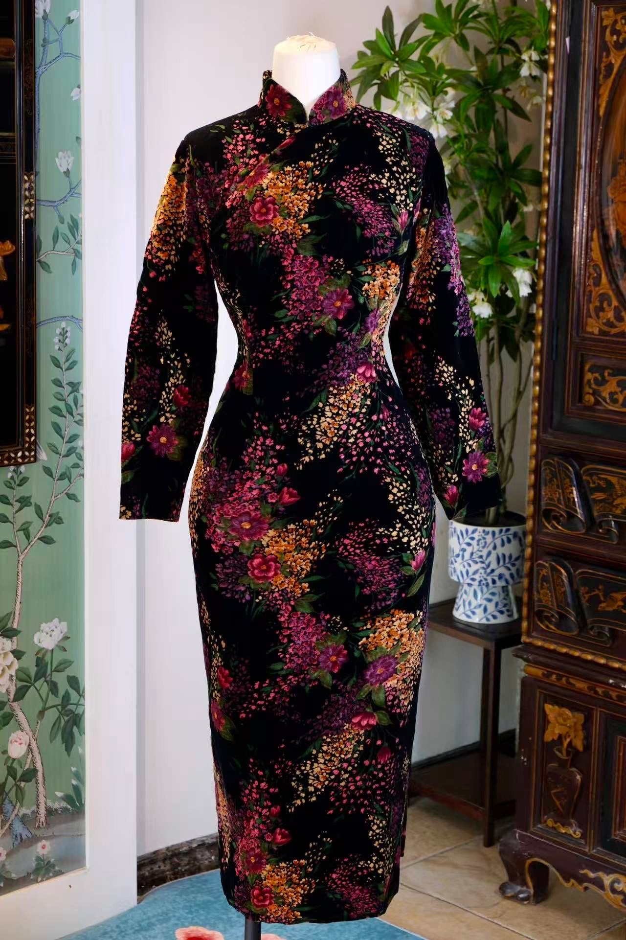 60年代 - 黑地繁花，岁月如歌——六十年代华美服饰行天鹅绒旗袍 | 1960s - Velvet Blossoms, a Song of Time: 1960s Antique Qipao by "Hua Mei Fashion House"
