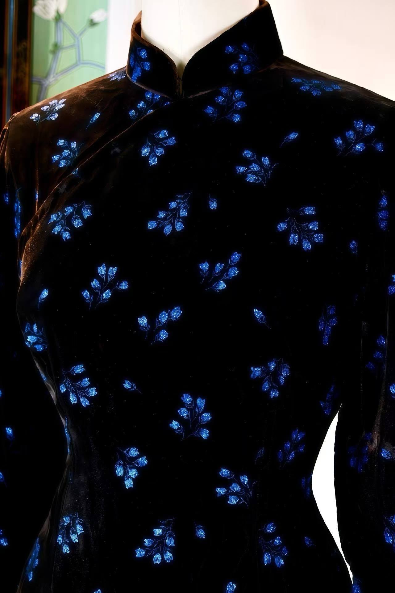 60年代 - 蓝焰诗性·六十年代台湾墨色天鹅绒手绘闪片写意古董旗袍 | 1960s - Blue Flame Poetics: 1960s Taiwan Dark Velvet Hand-Painted Sequin Freehand Vintage Cheongsam