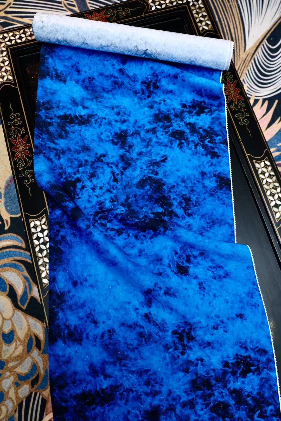 布料名 - 星海幻境：深邃钴蓝莹亮星尘纹理重磅真丝绸缎 | Fabric Name - Nebula of the Abyss: Deep Cobalt & Shimmering Stardust Luster Silk Satin
