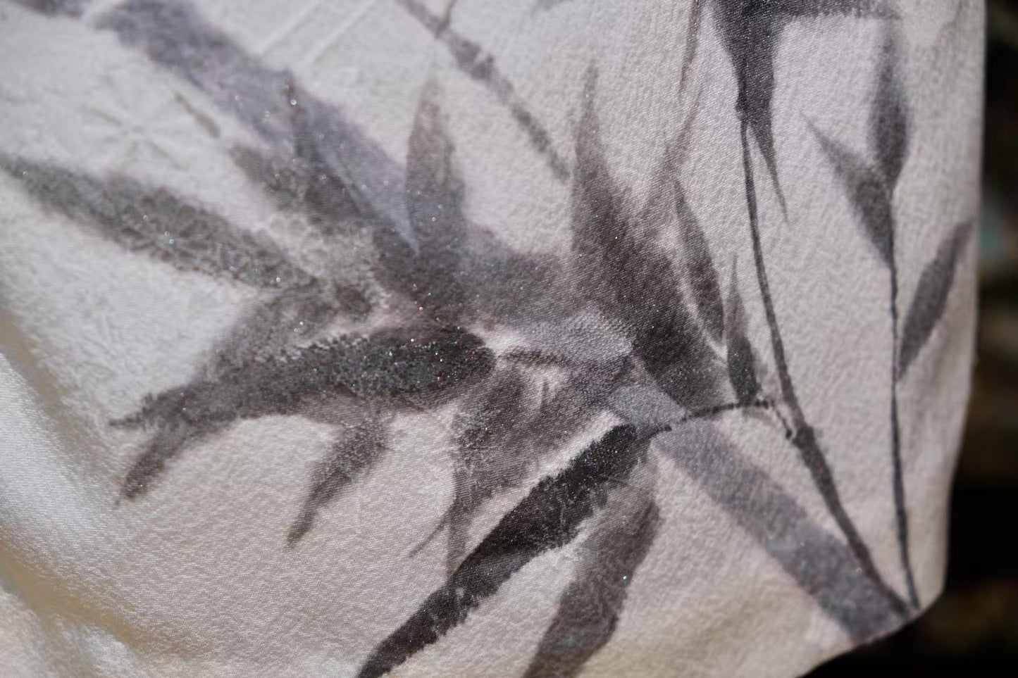 客订结缘 -《素白雅韵：墨竹风骨赋流光》| Customized Design - "The Serene Ink Bamboo: Elegance in Monochrome Cheongsam"