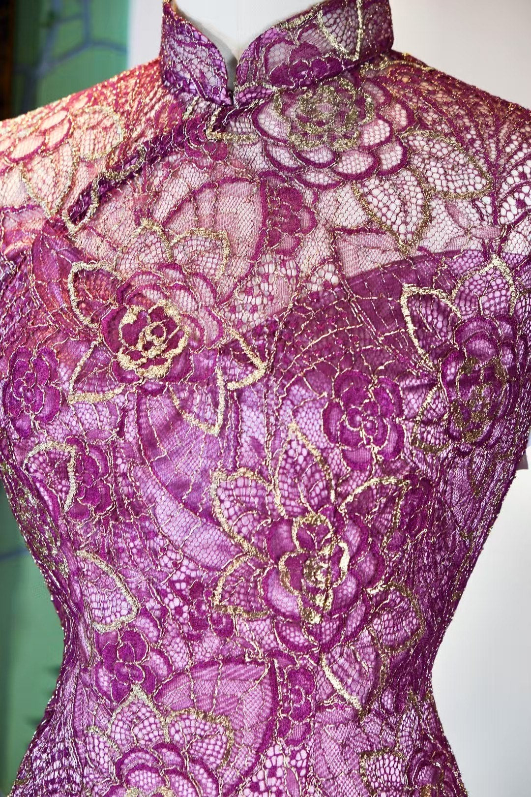 客定结缘 - 绛雪繁花：客订系列·真丝金线骨感蕾丝高级定制旗袍 / Customized Design - Crimson Flora in Gilded Snow: Bespoke Collection — Pure Silk Corded Metallic Lace Couture Qipao