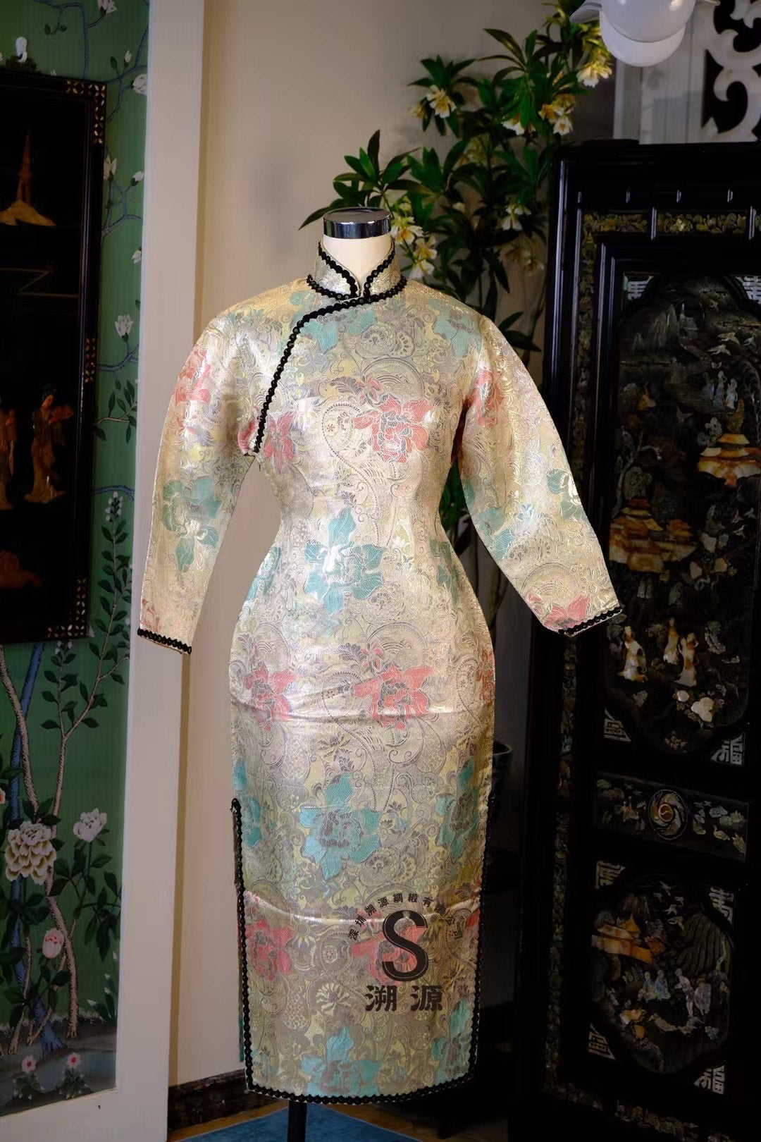 40年代末50年代初 - 民国摩登 · 织银撞色花卉长袖旗袍： 亮片丝绒绲边，光华溢彩 | 1940s -1950s- Republican Era Modernity · Woven-Silver Color-Block Floral Long-Sleeved Cheongsam: Sequined Velvet Trim, Glimmering Splendor