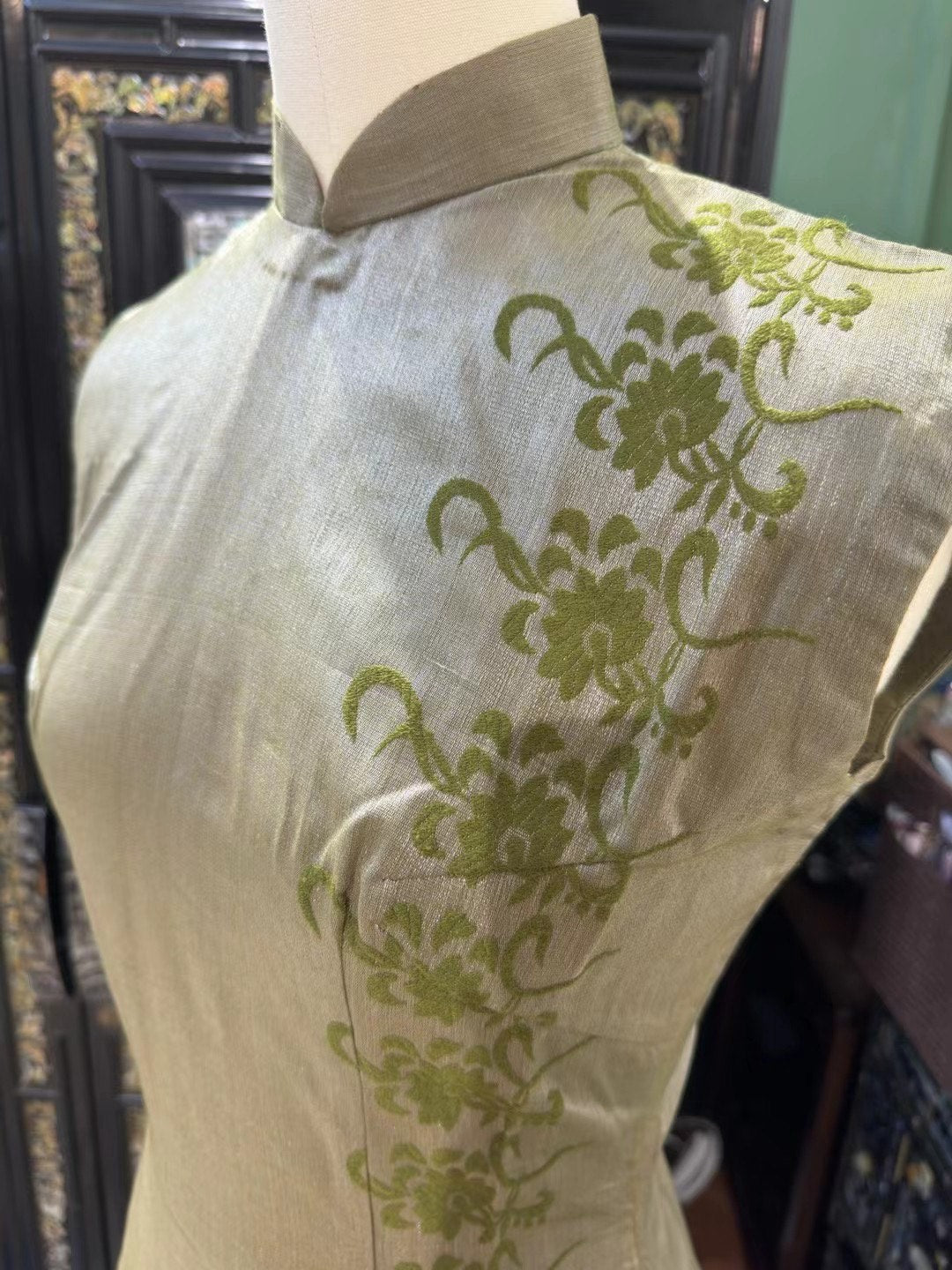 60年代 - 博物馆级珍藏：60年代 全织金细闪苔藓绿刺绣古董港式旗袍 | 1960s - A Museum-Quality Vintage 1960s Hong Kong Style Qipao/Cheongsam in Moss Green Metallic-Thread Fabric with Lime Green Embroidered Floral Motif (Singapore National Museum Match)