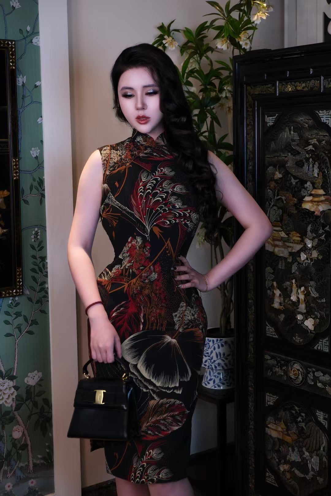 60年代 - 暗黑底色复古朱红金线花卉刺绣无袖旗袍 | 1960s - Phoenix Dance: Sleeveless Cheongsam with Vintage Vermilion and Gold Thread Floral Embroidery on a Deep Black Base