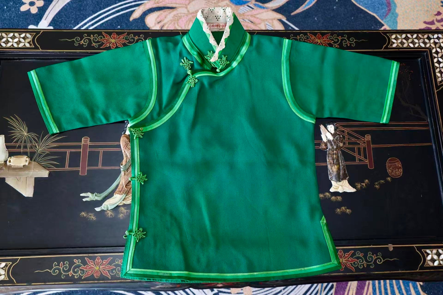 30年代 - 翡翠流光：三十年代三重渐变绲边花扣上袄的艺术考释 | 1930s - Emerald Radiance: An Artistic Examination of a 1930s Upper Garment with Triple-Gradient Binding and Floral Frog Buttons