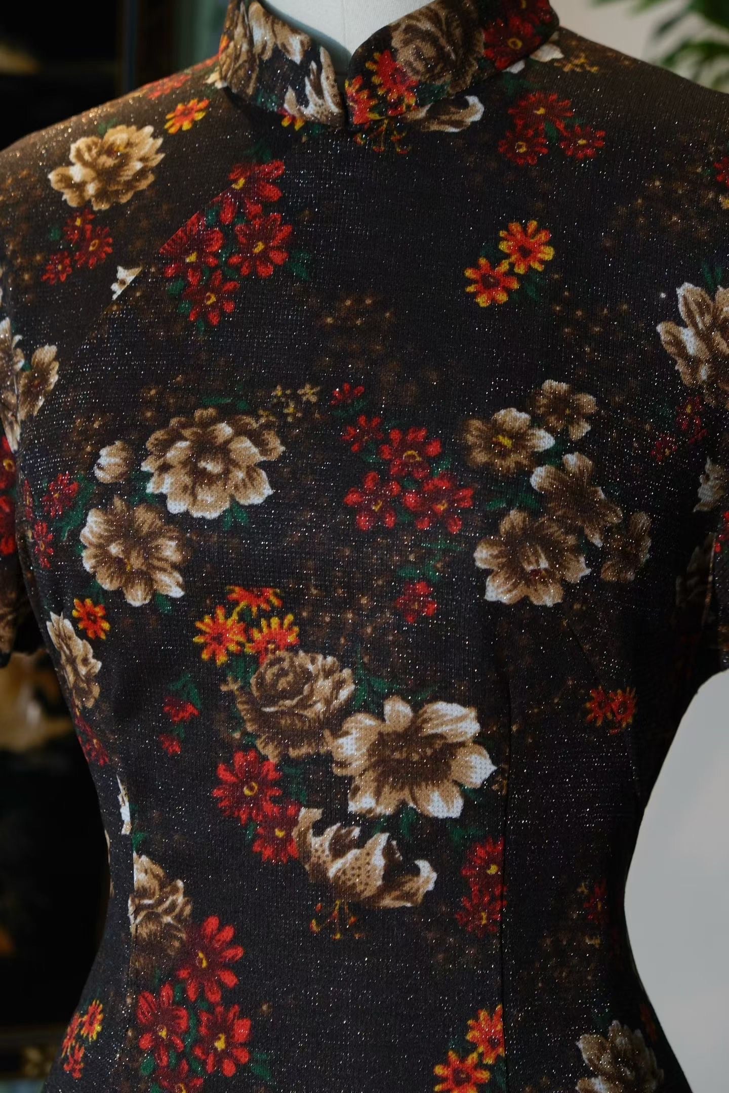 60年代 -「夜幕繁花」：六十年代台湾产满织银咖啡地繁花古董旗袍 / 1960s - "Midnight Blossoms": A 1960s Taiwanese Vintage Qipao with Full Lurex-Woven Dark Floral Print