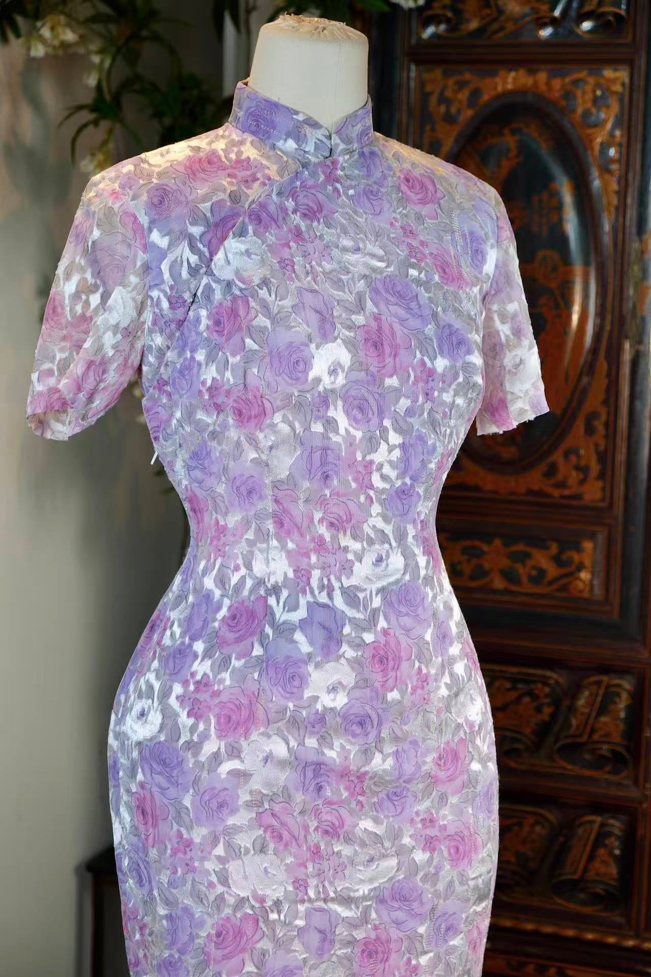 50年代 - 七彩织金玫瑰旗袍：一袭风华里的时代密码 | 1950s - The Rainbow Woven-Gold Rose Cheongsam: A Code of the Era Encapsulated in Elegance