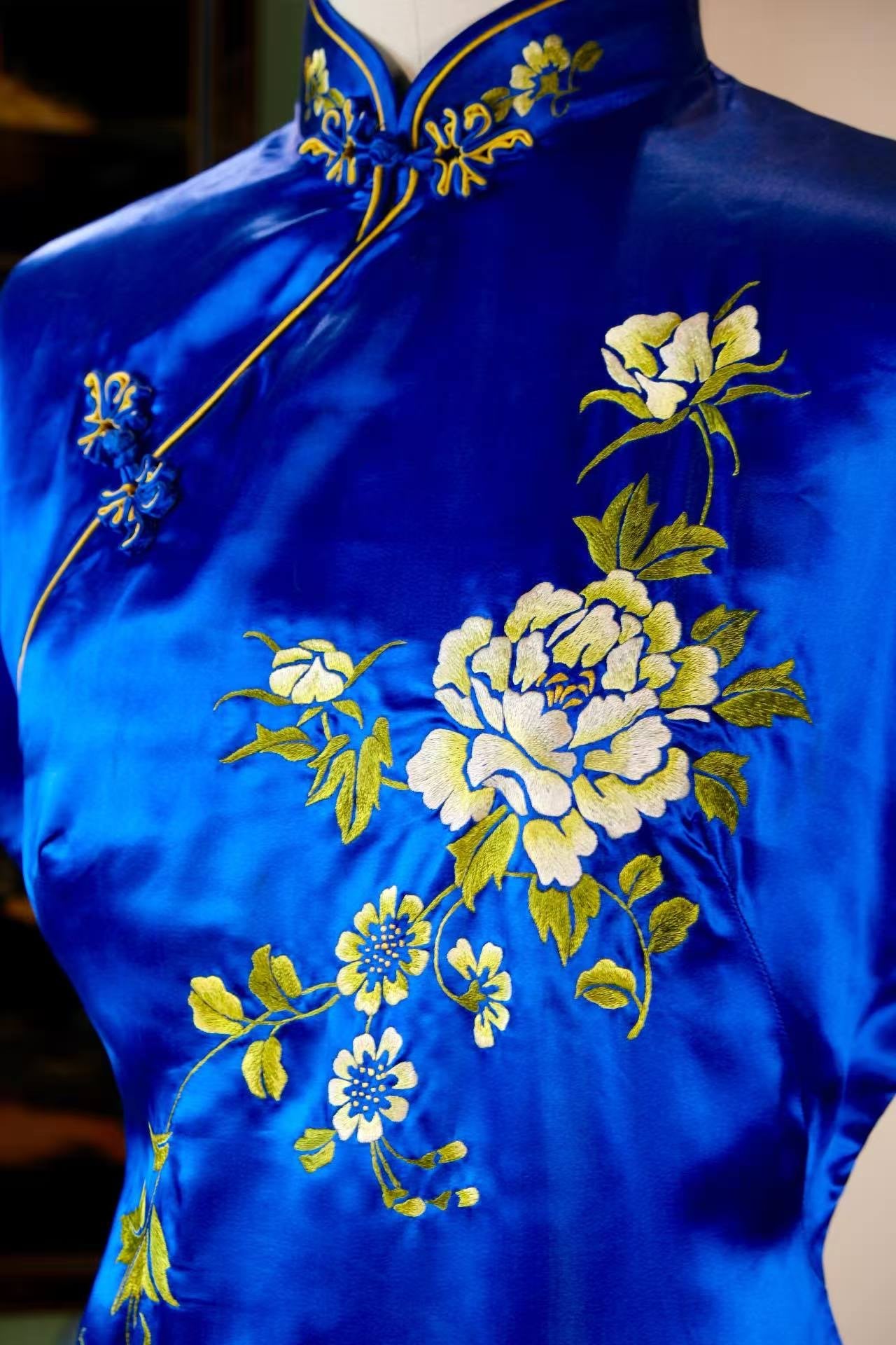 60年代 - 香江绮梦：上世纪六十年代香港产苏绣真丝花扣旗袍 | 1960s - The Splendor of Fragrant River: A Mid-1960s Hong Kong Antique Su-Style Embroidered Silk Qipao