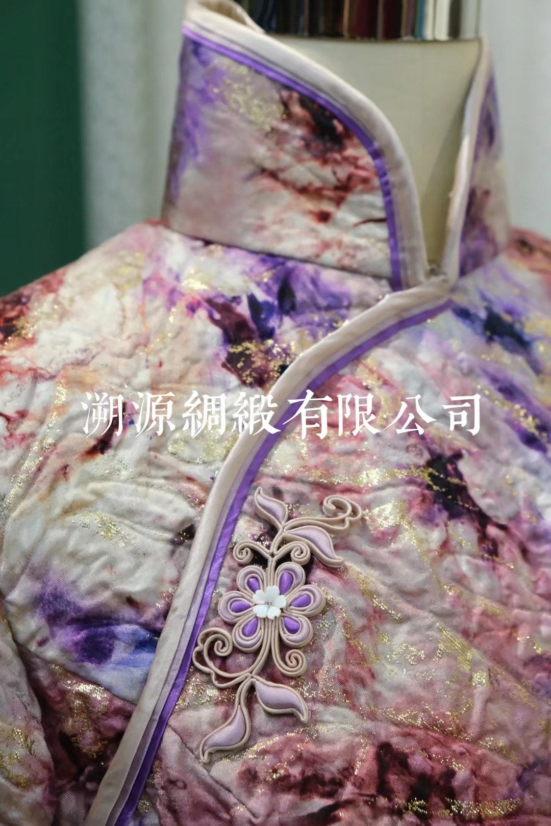 客定结缘 - Ruffo Coli 真丝织金肌理感·晕染抽象花卉纹·雅致粉紫色系·中式立领盘扣短袖旗袍 | Customized Design - Ruffo Coli Textured Silk Woven Gold, Watercolor Abstract Floral Pattern, Elegant Pink-Purple Tones, Chinese Mandarin Collar Knot-Button Short-Sleeve Qipao