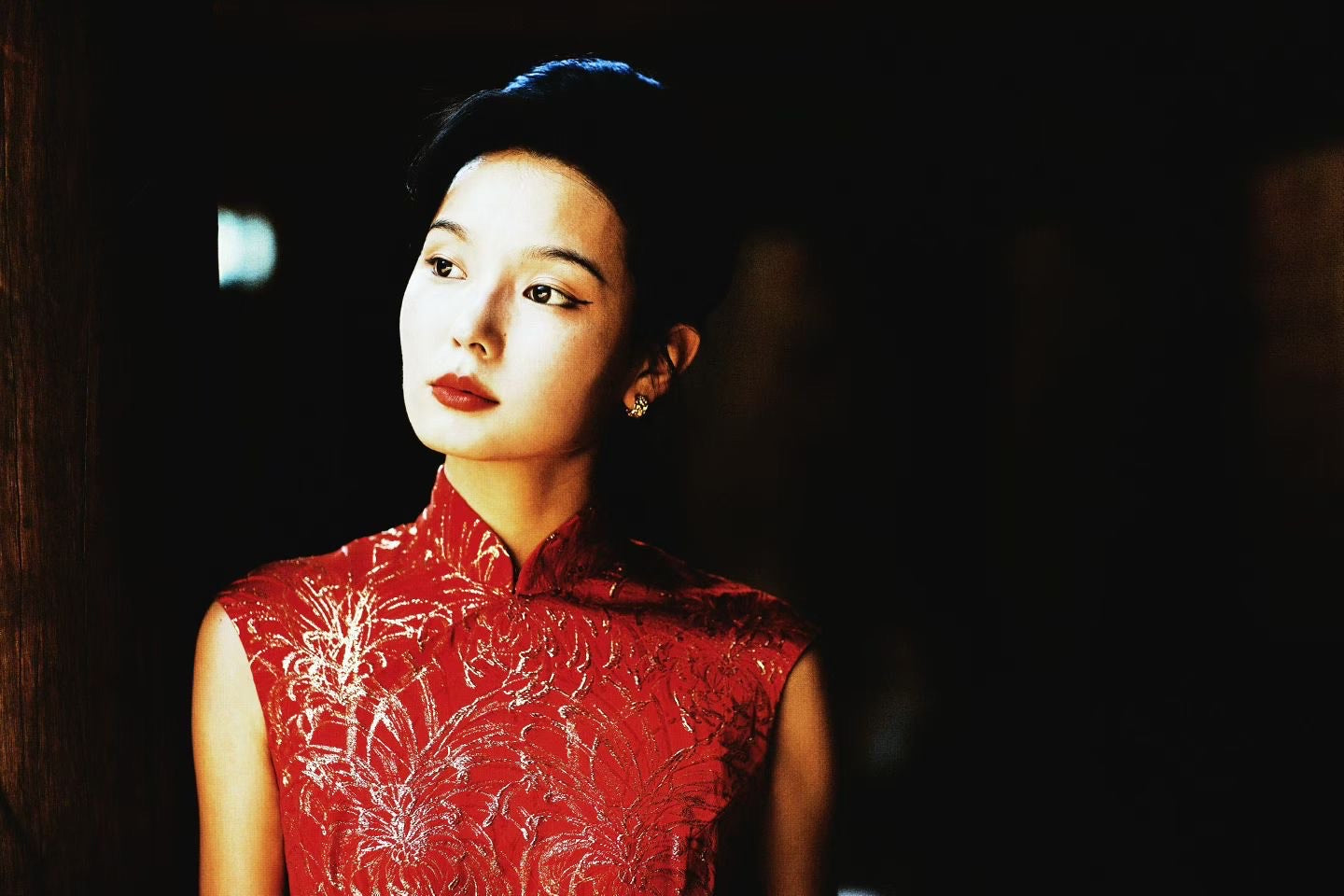 60年代 - 歌后风华・织金烟花缎面曳地・梁萍女士同款古董老旗袍 / 1960s - Diva's Splendor: Brocade Fireworks Satin Trail Qipao — As Worn by Legendary Singer Liang Ping