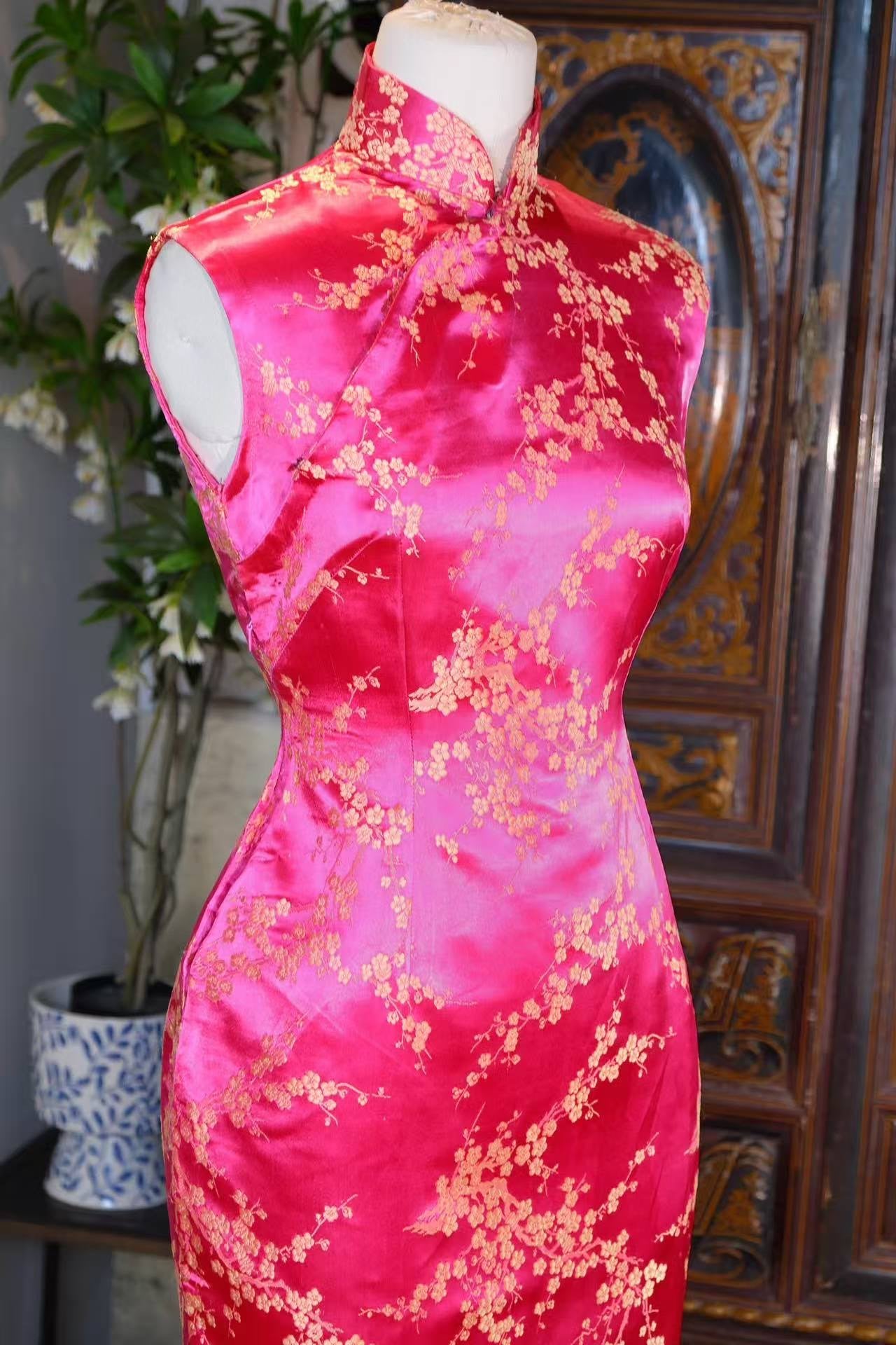 60年代 - 六十年代香港梅花提花缎旗袍：织造经纬间的格调与风骨 | 1960s - 1960s Hong Kong Plum Blossom Jacquard Qipao: A Masterpiece of Woven Poetics
