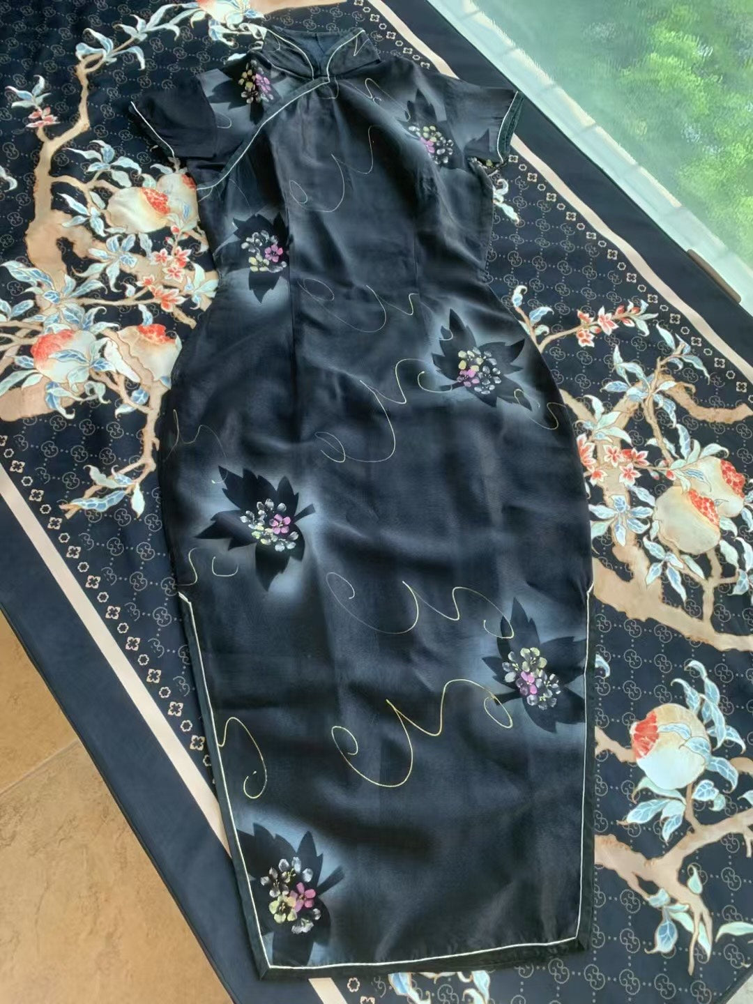 50年代- 🌌 繁星枫影 · 桃花坠露夜黑地细闪喷绘视觉系修身旗袍 | 1950s- 🌌 Starlight Maple Silhouette · Falling Peach Blossoms on Shimmering Black Qipao