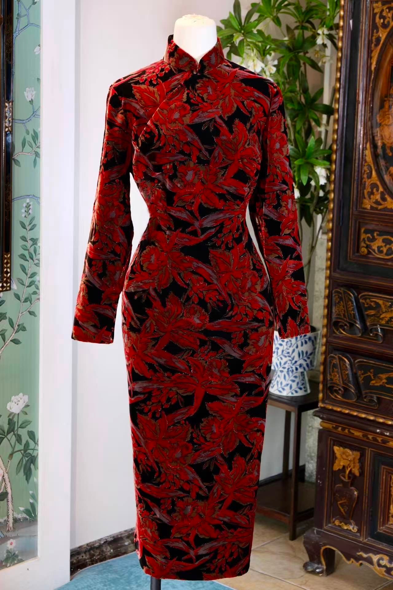 60年代 - 六十年代·台湾手绘闪片天鹅绒古董旗袍 | 1960s - 1960s Taiwanese Antique Velvet Qipao with Hand-Painted Sequins