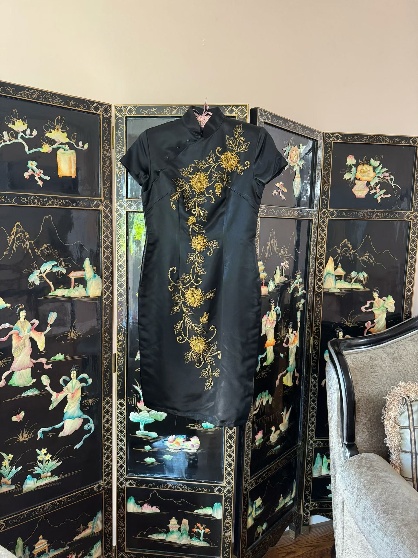 50年代 - 「墨緞金繡・富貴菊韻」典雅短袖修身旗袍 / 1950s - "Black Silk Splendor・Golden Embroidery Chrysanthemum Charm" Elegant Short-Sleeve Slim-Fit Cheongsam (Qipao)