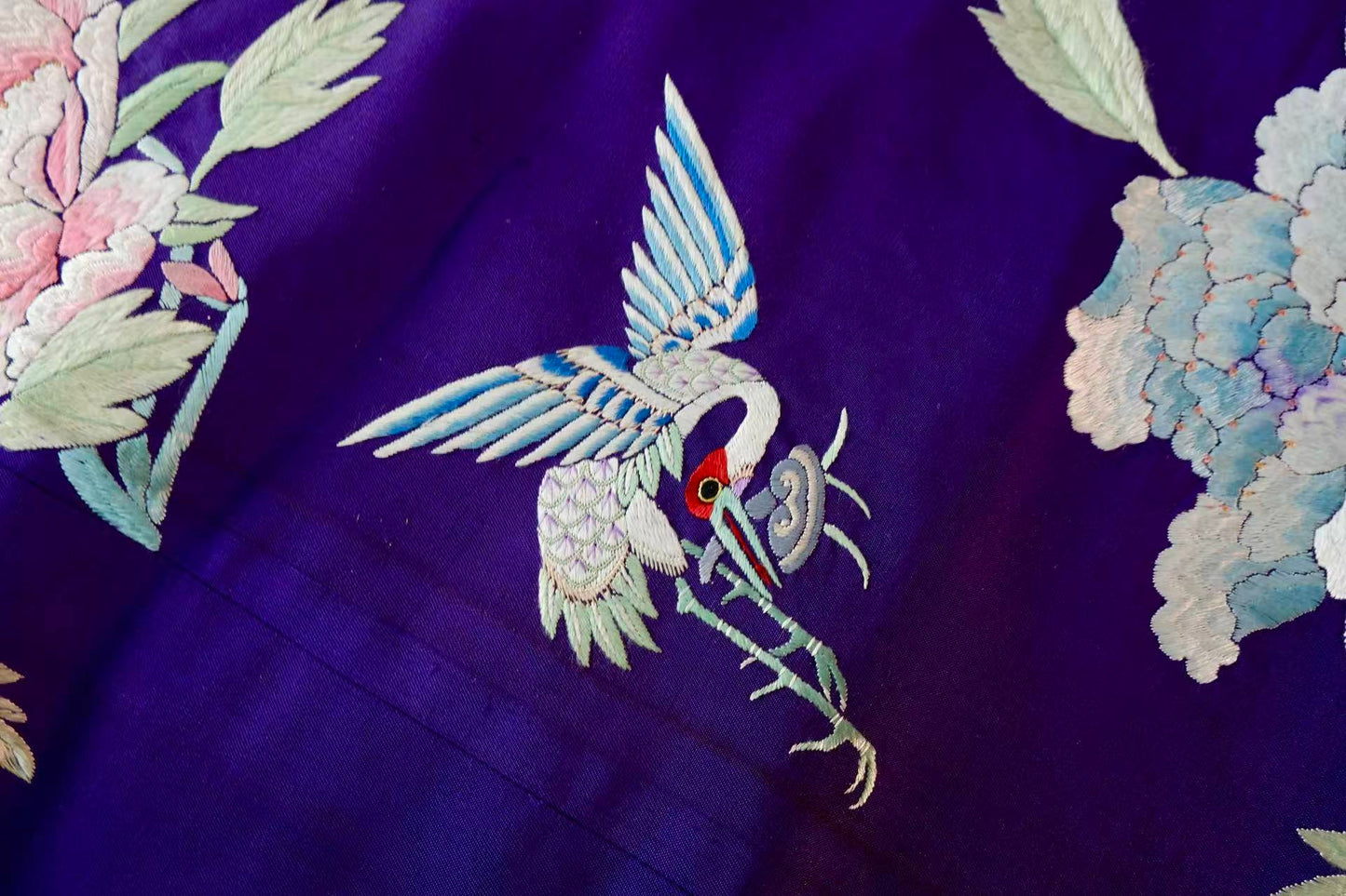 晚清时期 - 晚清刺绣仙鹤牡丹纹马甲：一种古典美学的延续 | Late Qing Dynasty - Elegance of the Late Qing: An Embroidered Vest with Crane and Peony Motifs