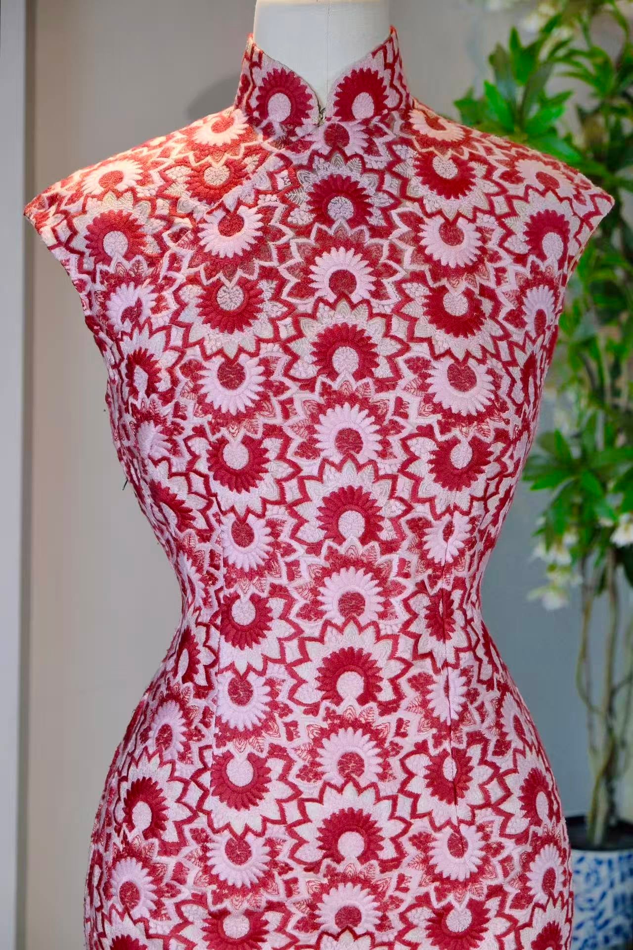 60年代 - 六十年代香港Art Deco机绣蕾丝旗袍：时间的蕾丝诗学 | 1960s - 1960s Hong Kong Art Deco Machine-Embroidered Lace Qipao: A Poetics of Time and Lace