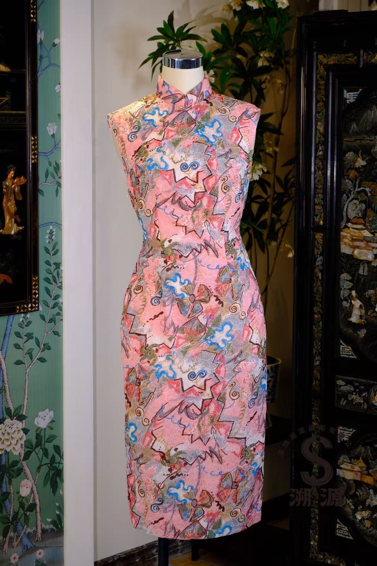 60 年代 -【少女心象】蜡笔梦境：高定无袖旗袍——粉底抽象涂鸦艺术印花  |  1960s - "Maiden's Imagery" Crayon Dream: Couture Sleeveless Cheongsam – Pink Base with Abstract Graffiti Art Print