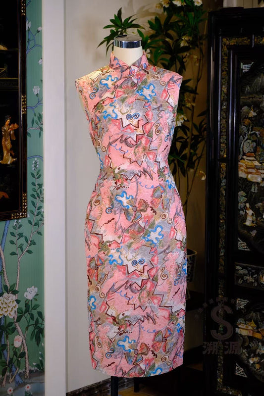 60 年代 -【少女心象】蜡笔梦境：高定无袖旗袍——粉底抽象涂鸦艺术印花  |  1960s - "Maiden's Imagery" Crayon Dream: Couture Sleeveless Cheongsam – Pink Base with Abstract Graffiti Art Print