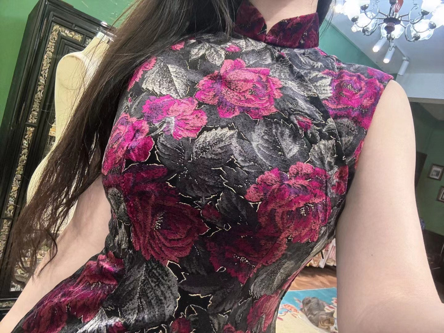 60年代 - 老上海风情：紫黑撞色丝绒浮雕金丝玫瑰无袖古董旗袍 | 1960s - Old Shanghai Opulence: Plum & Black Contrasting Velvet Gold-Thread Raised Rose Sleeveless Vintage Qipao/Cheongsam