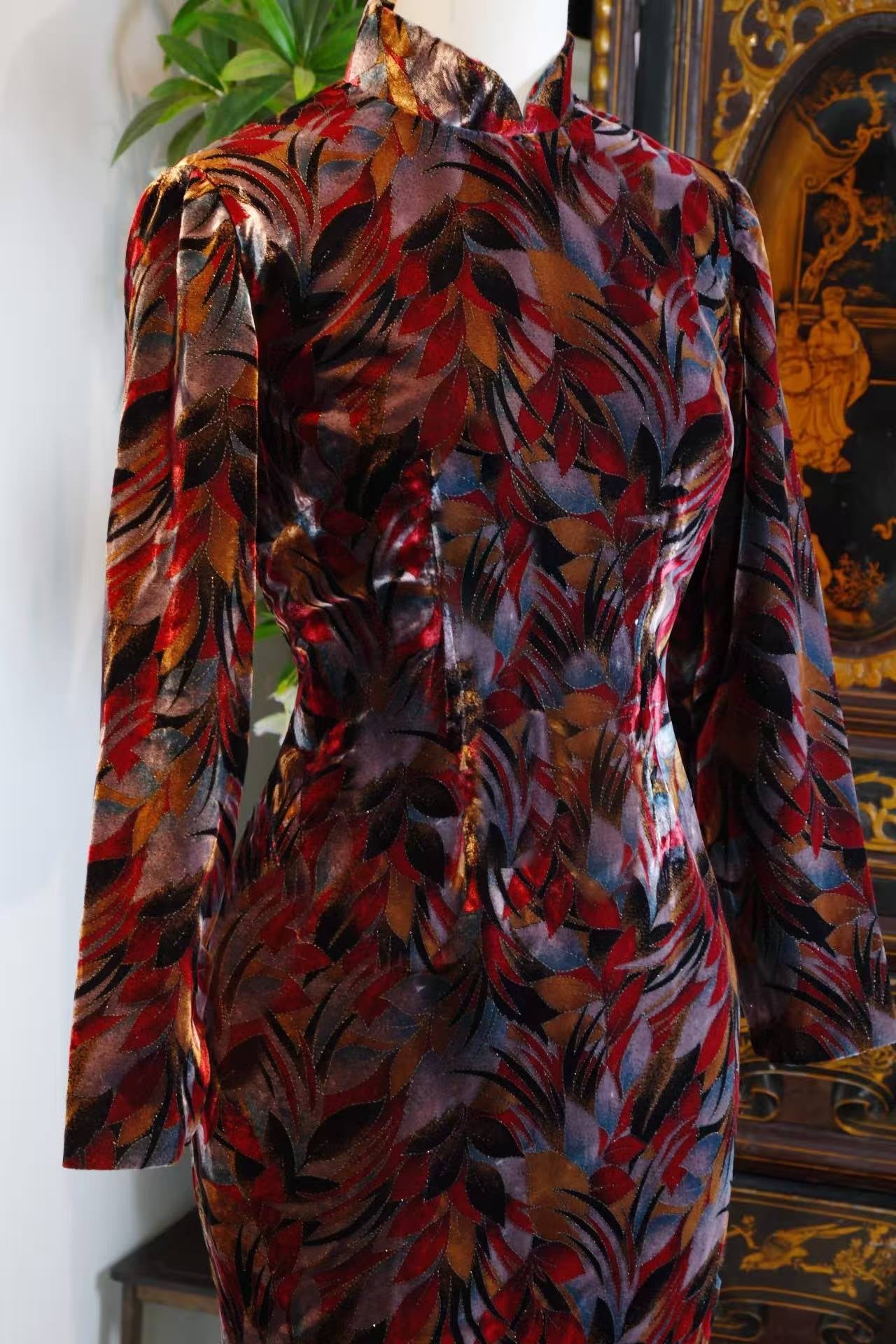 60年代- 丝绒手绘闪片旗袍：六十年代香港时装的鎏金记忆 | 1960s - Velvet Qipao with Hand-Painted Sequins: A Gilded Memory of 1960s Hong Kong Fashion