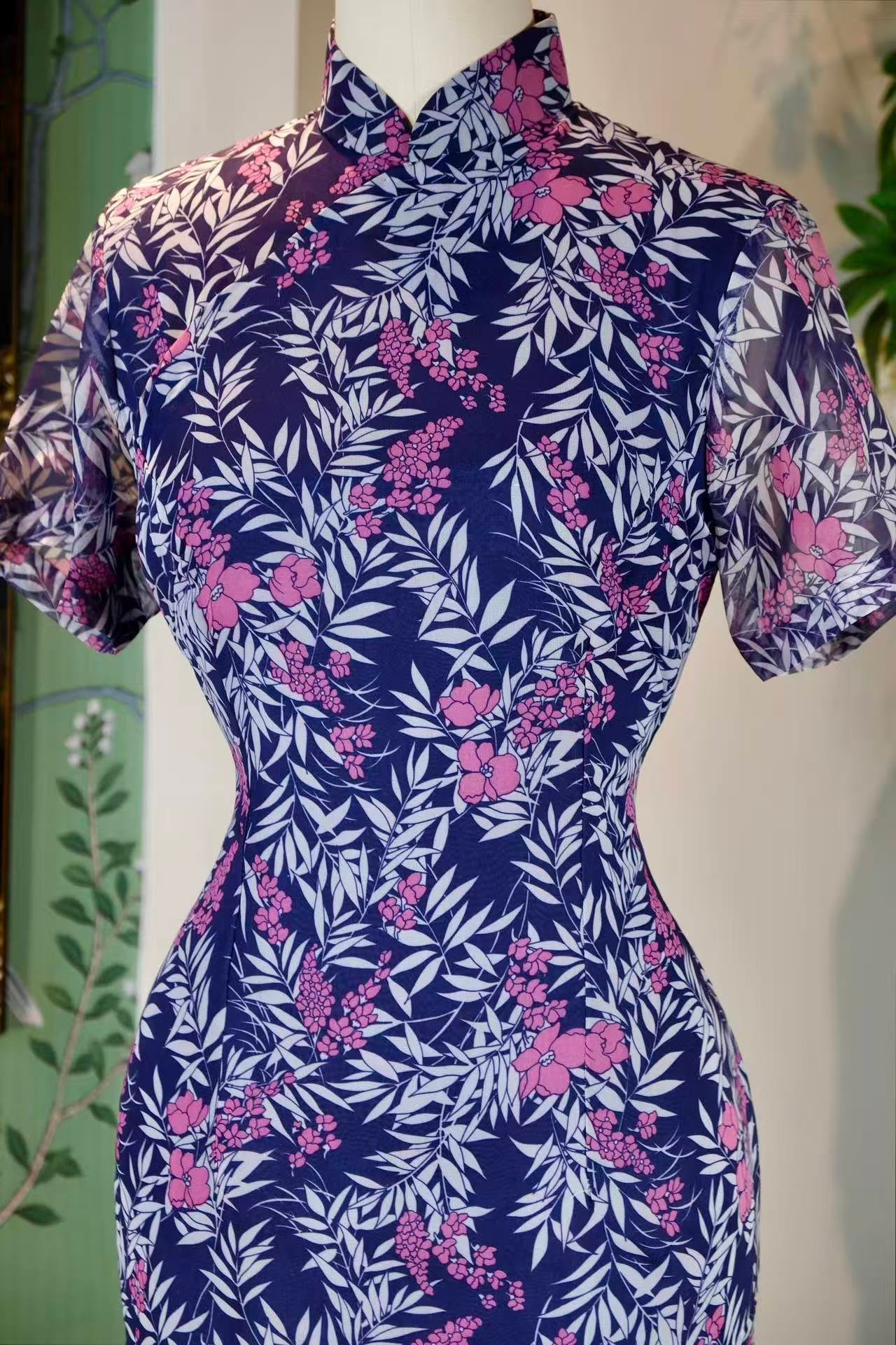 60年代 - 花貌柳态·六十年代台湾制靛蓝底粉色海棠散点构图薄纱印花旗袍 | 1960s - Floral Face & Willow Pose: A 1960s Taiwan Indigo Tulle Cheongsam with Pink Crabapple Scattered-Point Composition