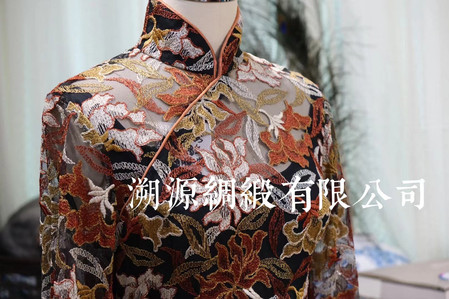 60年代 - 刺繡蕾絲三角腰港工旗袍 (黑底長袖款) | 1960s - Embroidered Lace Triangle-Waist Hong Kong-Style Qipao (Black Base Long-Sleeve)