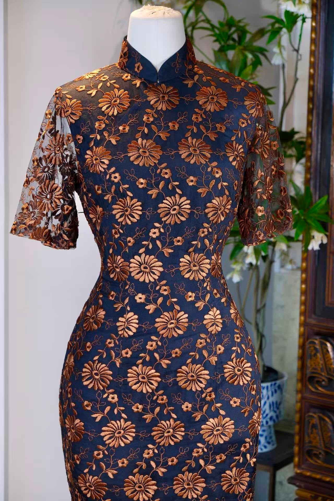 60年代 - 鎏金藤蔓·1960年代台湾产墨色蕾丝铜棕浮雕刺绣工艺古董旗袍 | 1960s - Burnished Vines: A 1960s Taiwan Vintage Ink-Black Lace Cheongsam with Copper-Brown Relief Embroidery