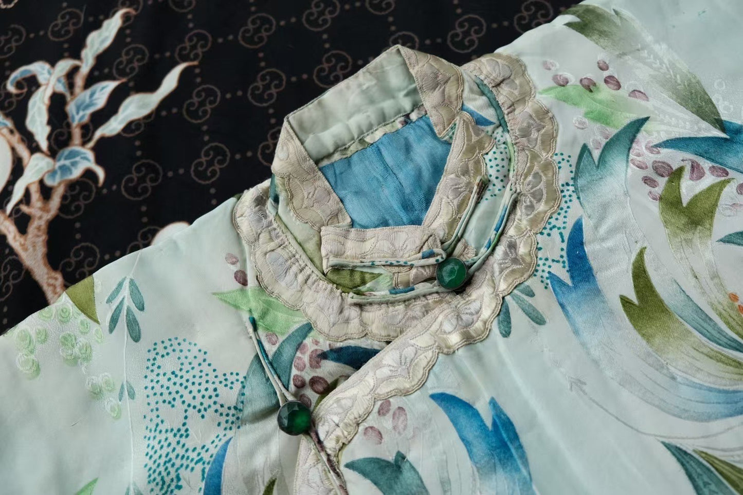 20年代 - ‘湖光春晓’·民国二十年代浅蓝地提花丝绸水墨晕染花卉圆摆花边倒大袖古董上衣 / 1920s - ‘Lake Spring Dawn’·1920s Republic-Era Light-Blue Jacquard Silk Floral Ink-Wash Print Peplum Antique Short Jacket/Top with Petal Cuffs