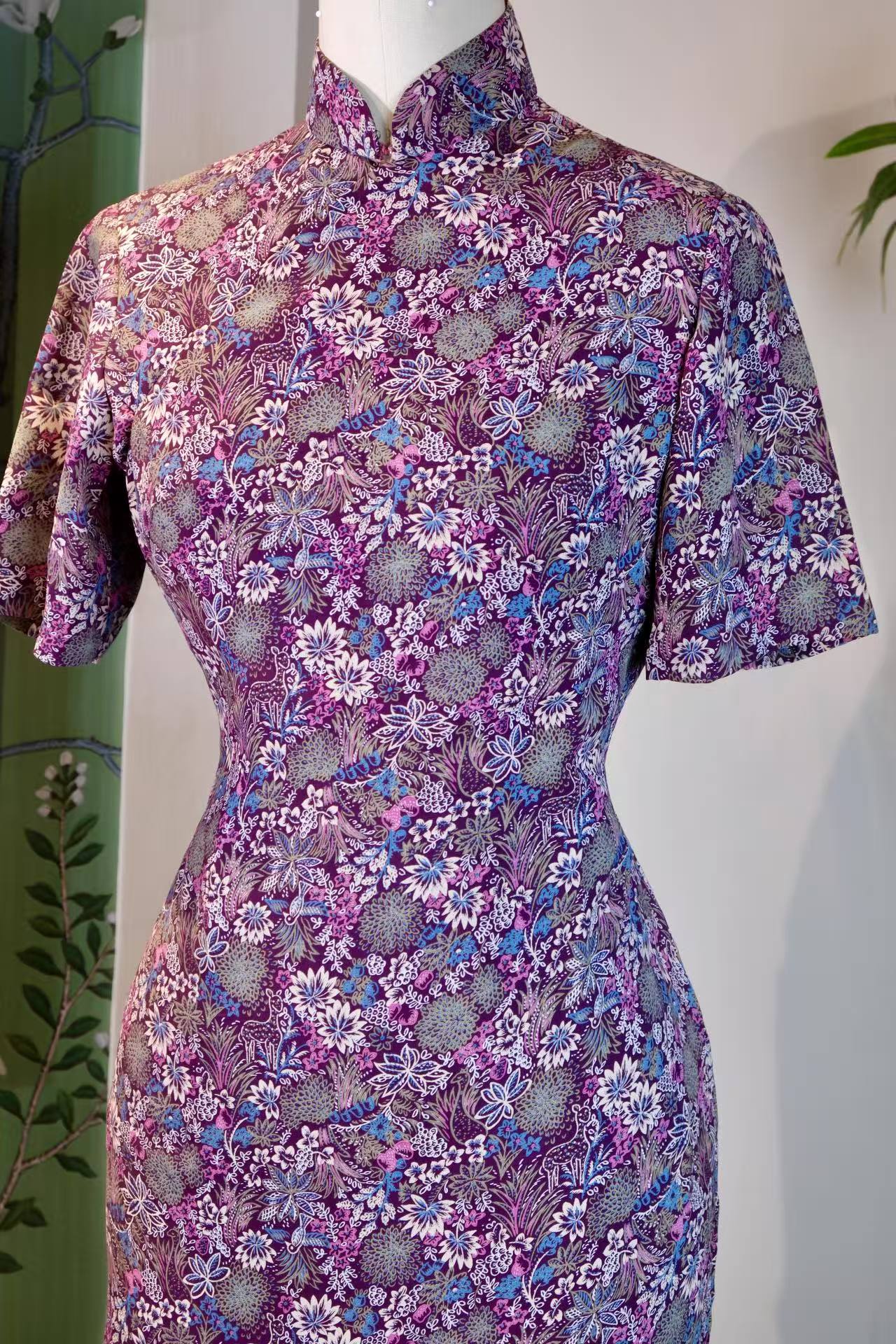 50年代 - 紫气东来，鹿鸣花间：五十年代香港手绘抽象旗袍 | 1950s - Auspicious Purple and Deer Among Flowers: A 1950s Hong Kong Hand-Painted Abstract Qipao