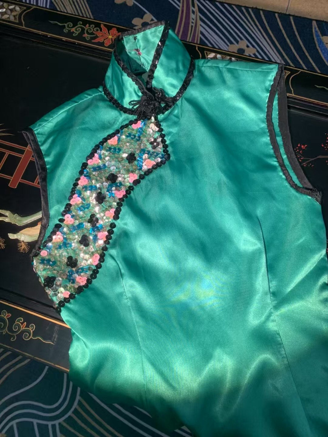 60年代 -【馆藏级】流光溢彩宝石绿 钉珠亮片绲边 曳地花瓶版型 贵雅旗袍礼服 | 1960s - "Museum-Quality" Glistening Jewel-Toned Emerald Green Qipao Gown with Beaded Sequin Embroidery, Piping Trim, and Floor-Length "Vase" Silhouette