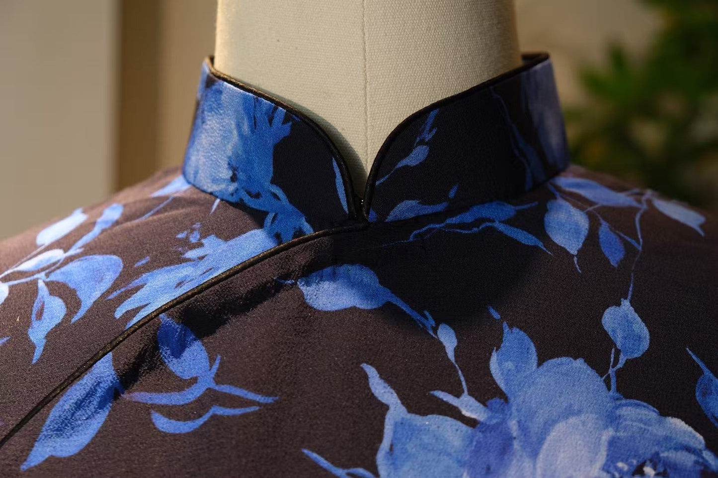 客定结缘 -【夜幕幽蓝·青花瓷韵·水墨玫瑰旗袍】| Customized Design - 【Midnight Serenity · Porcelain Blue Echo · Ink Rose Qipao】