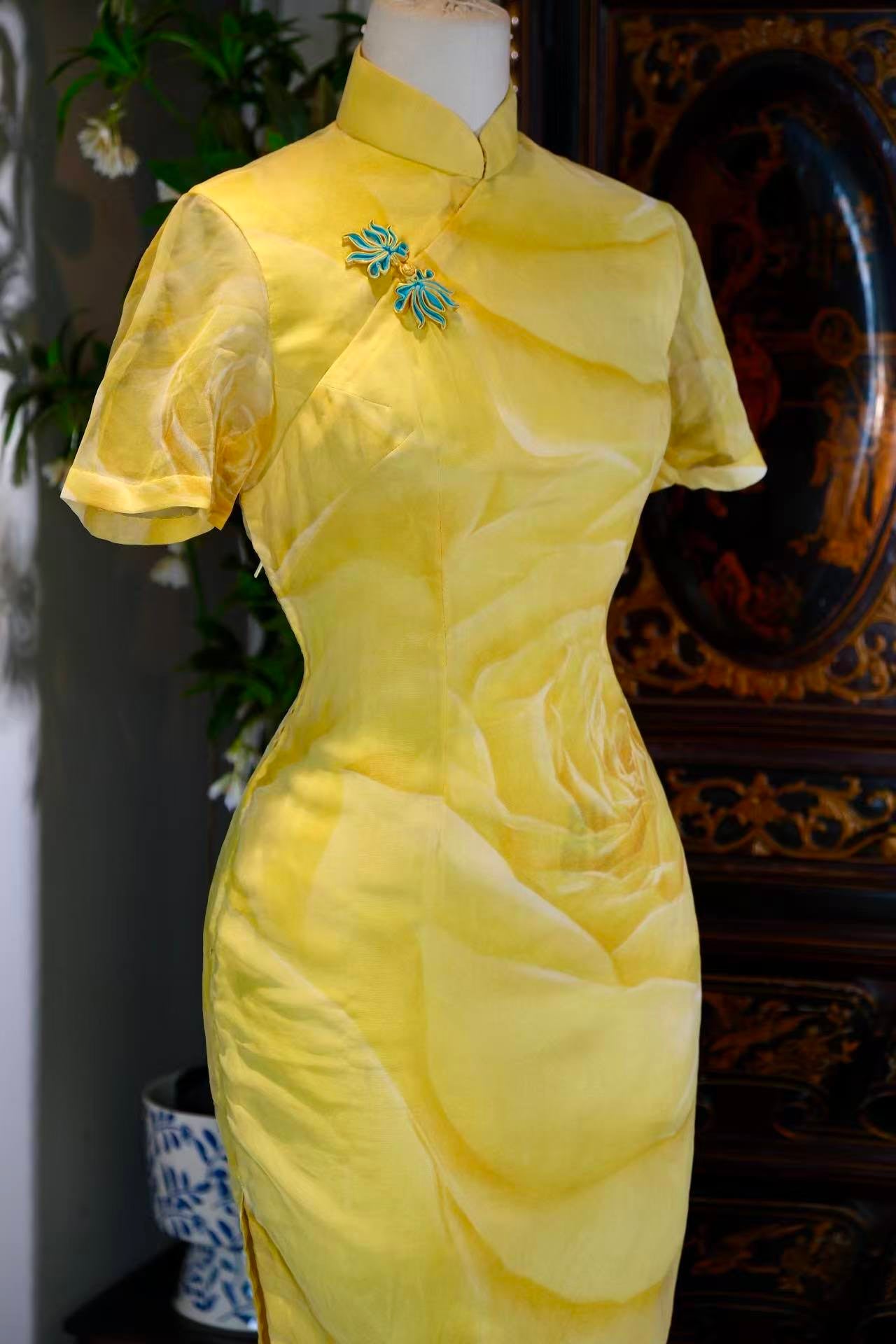 60年代 - 黄玫瑰与薄纱：一件香港古董旗袍的海上花事 | 1960s - Yellow Roses and Chiffon: The "Flower on the Sea" Narrative of a Hong Kong Antique Qipao