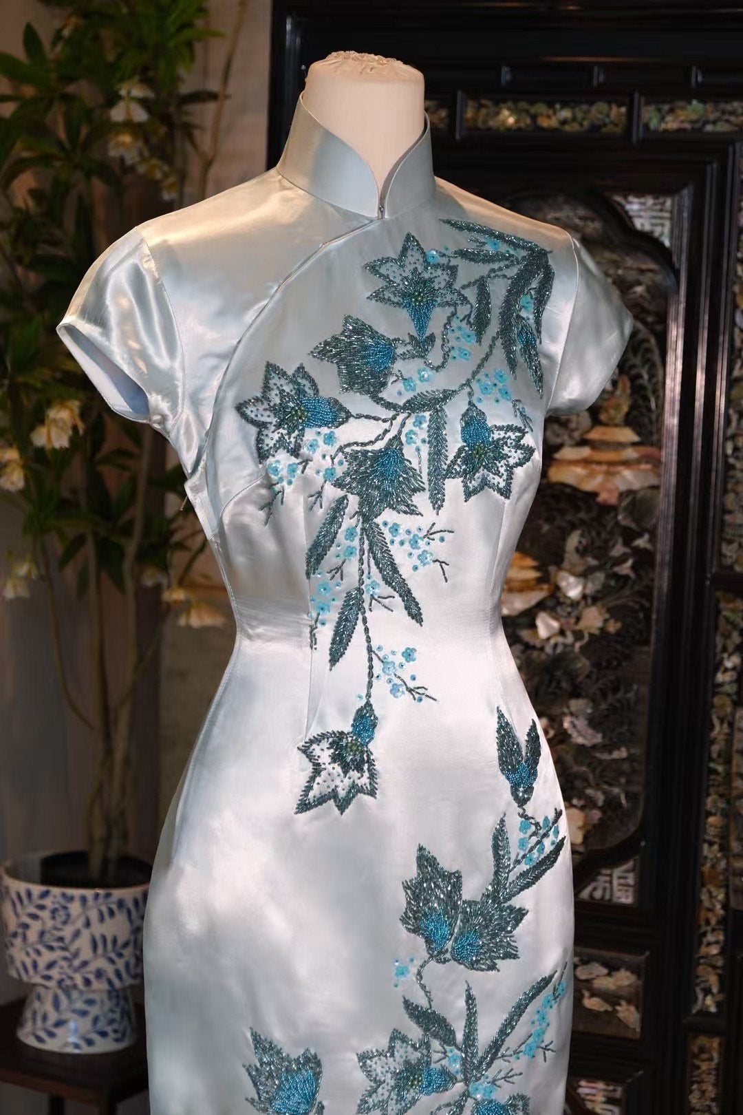 客订结缘 -《冰湖星辰 · 珠光宝气》—— 极致清冷高级，古董料钉珠冰萃蓝名媛礼服旗袍 | Customized Design - "Glacial Lake Stars · Jeweled Luminance" — The Exquisitely Cool, Beaded Ice-Blue Couture Socialite Qipao