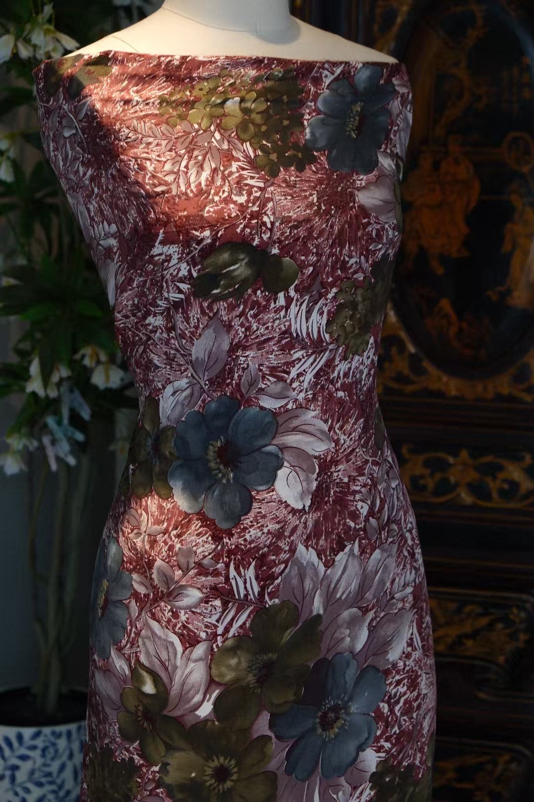 布料名 -【凡尔赛秘境】宝蓝丝绒底鎏金浮雕玫瑰不朽经典高定艺术布料 | Fabric Name - 【Secret Gardens of Versailles】Sapphire Blue Base Gilded Relief Rose Timeless Classic Haute Couture Art Cloth