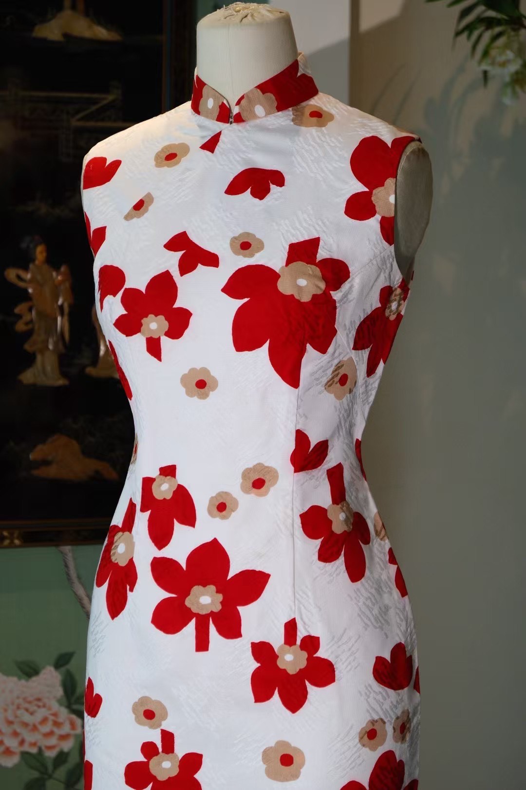 60年代 -《朱砂年华 · 摩登剪影》—— 1960年代东方美韵，白底热烈朱红印花港式古董旗袍 | 1960s - "Cinnabar Bloom · Modern Silhouette" — A 1960s Oriental Charm, White-Base Hot Red Print Hong Kong Vintage Cheongsam