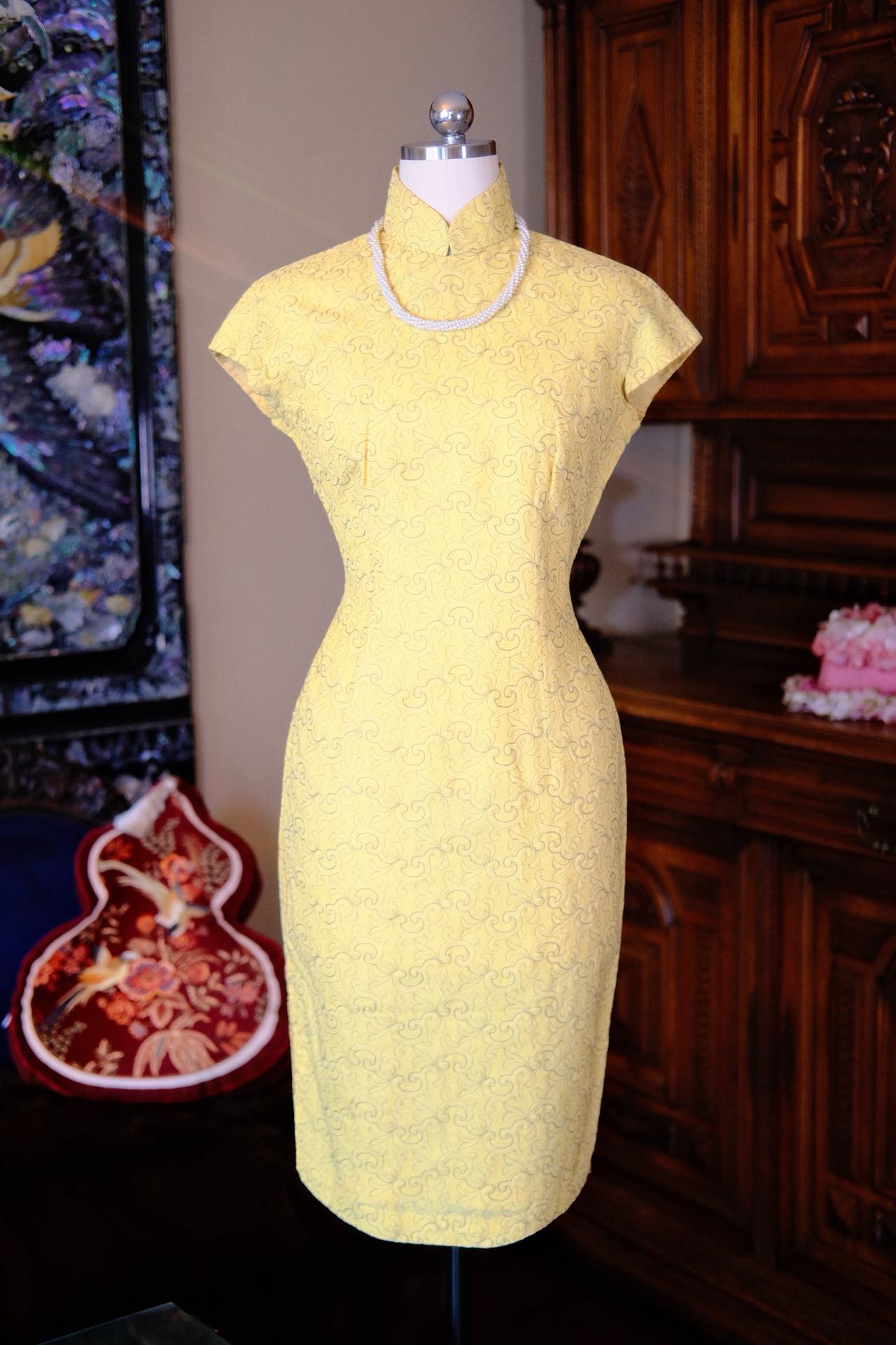 50年代 - 鎏金岁月：云纹刺绣里的东方雅韵 | 1950s - The Gilded Era: Eastern Grace Rendered in Cloud-Embroidered Motifs