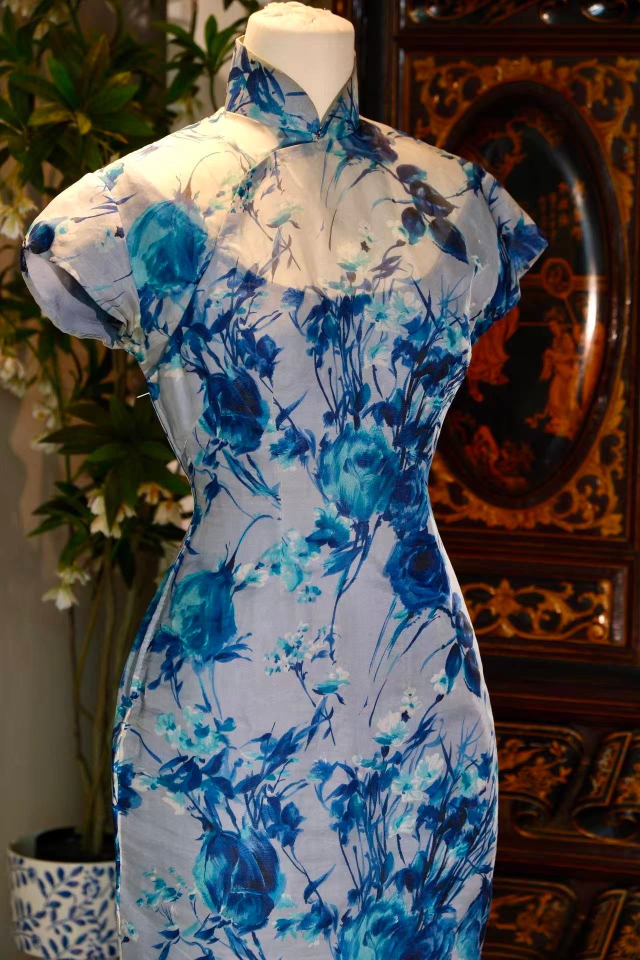 50 年代 -  蓝墨写意·五十年代天水碧薄纱挖袖蓝玫瑰旗袍 | 1950s - Blue Ink Poetics: 1950s Sky-Water Blue Organza Cheongsam with Cutout Sleeves and Blue Roses