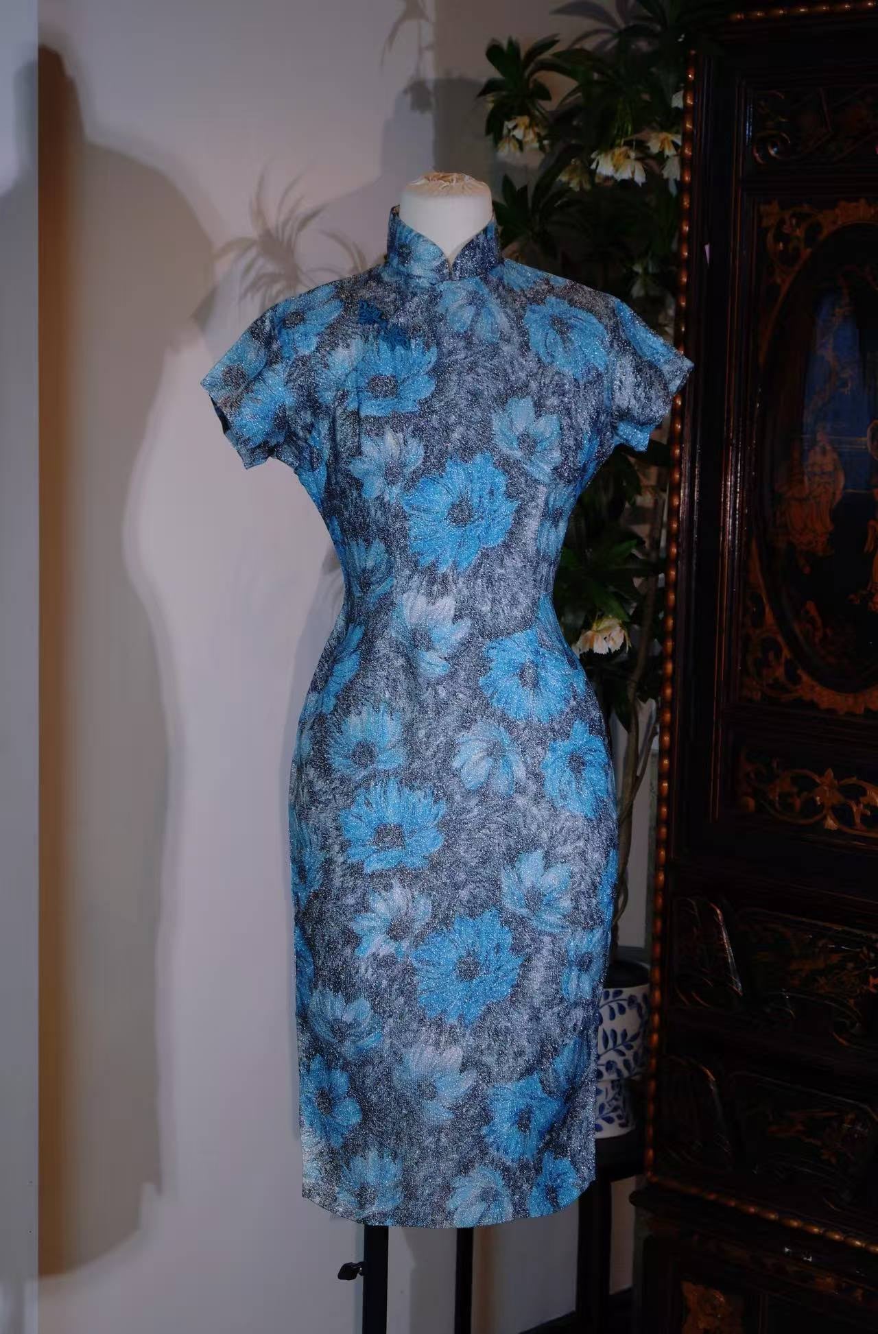50年代 - 银蓝幻彩，香江遗韵——五十年代香港印花织银旗袍 | 1950s - Silver-Blue Illusory Radiance: A 1950s Hong Kong Printed and Silver-Woven Cheongsam