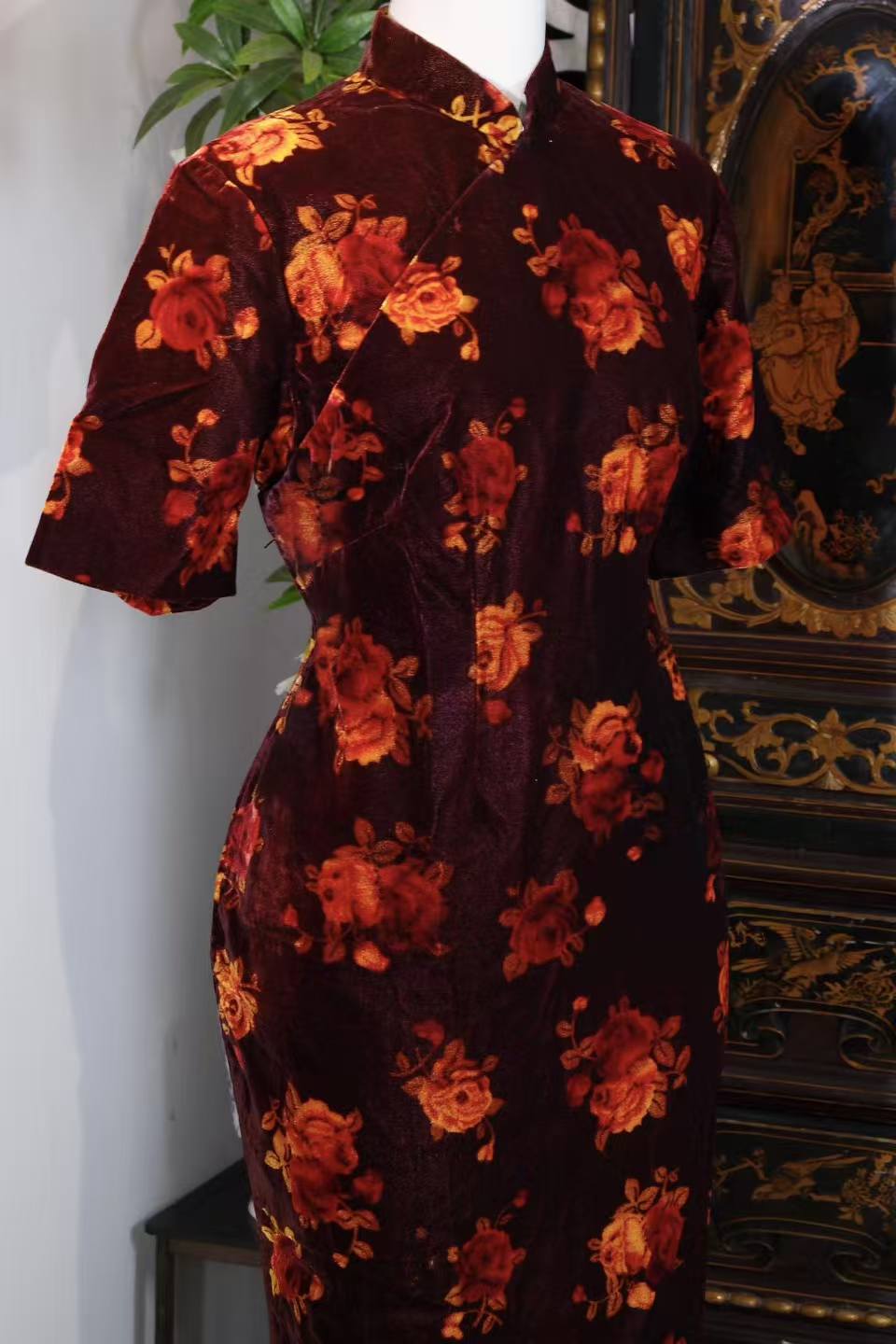 50年代 - 五十年代丝绒印花旗袍：岁月织就的东方诗篇| 1950s - 1950s Floral Velvet Qipao: An Oriental Poem Woven by Time