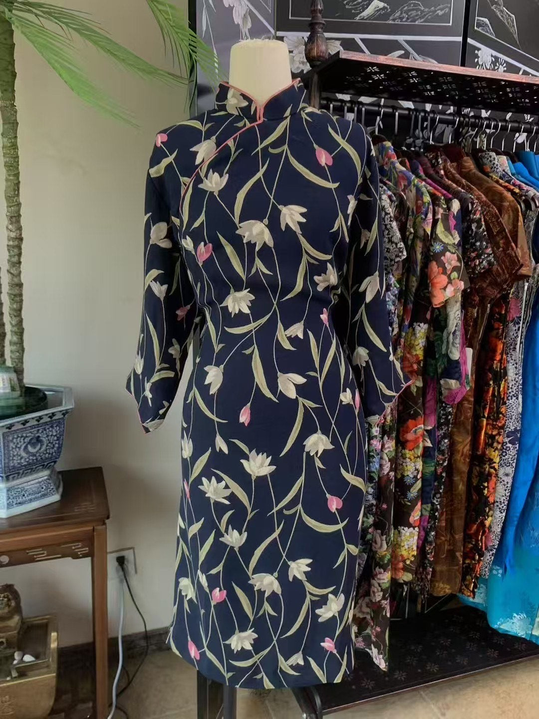 60年代 - 一品红梅映月华・古董港式旗袍・旧时芳华系列 / 1960s - Crimson Plum Blossom Under Moonlight: Vintage Hong Kong Qipao from the "Bygone Elegance" Collection