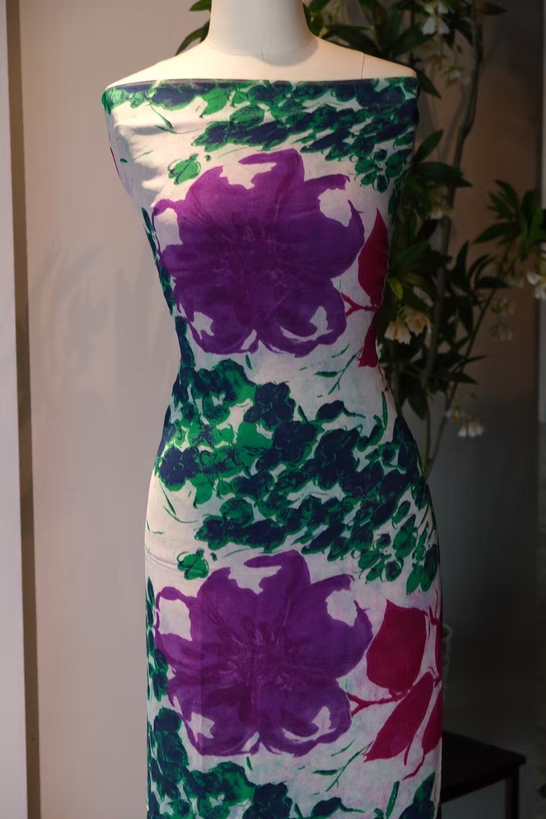 布料名 -【仲夏夜梦】热烈紫红大花卉叠翠藤蔓印花 高定艺术布匹 | Fabric Name -  【Midsummer Dream】Vibrant Magenta Floral & Verdant Vine Print Haute Couture Art Cloth